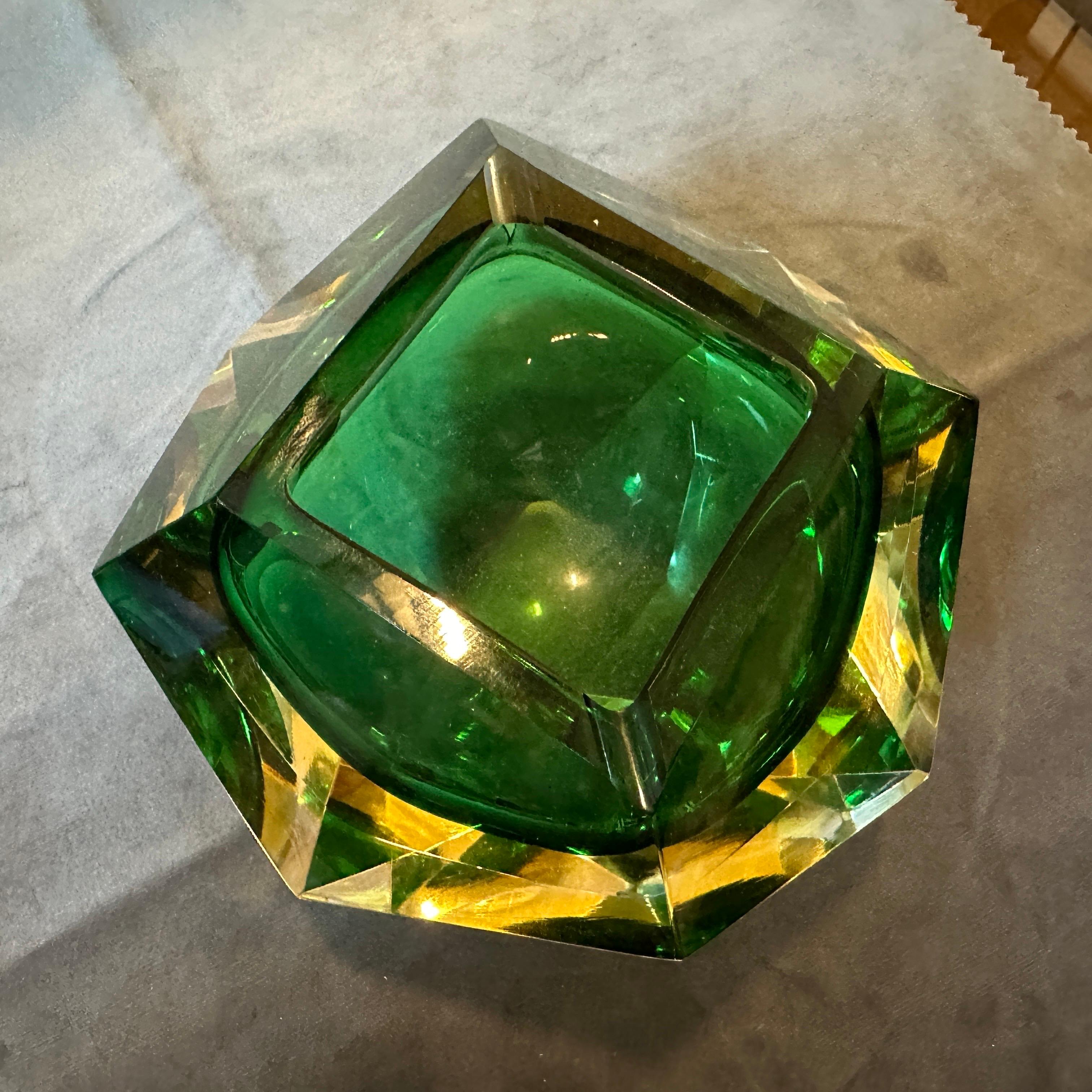 Modernistischer Aschenbecher aus Murano Glass Sommerso, gelb und grün, 1970er Jahre, facettiert, von Seguso im Angebot 1
