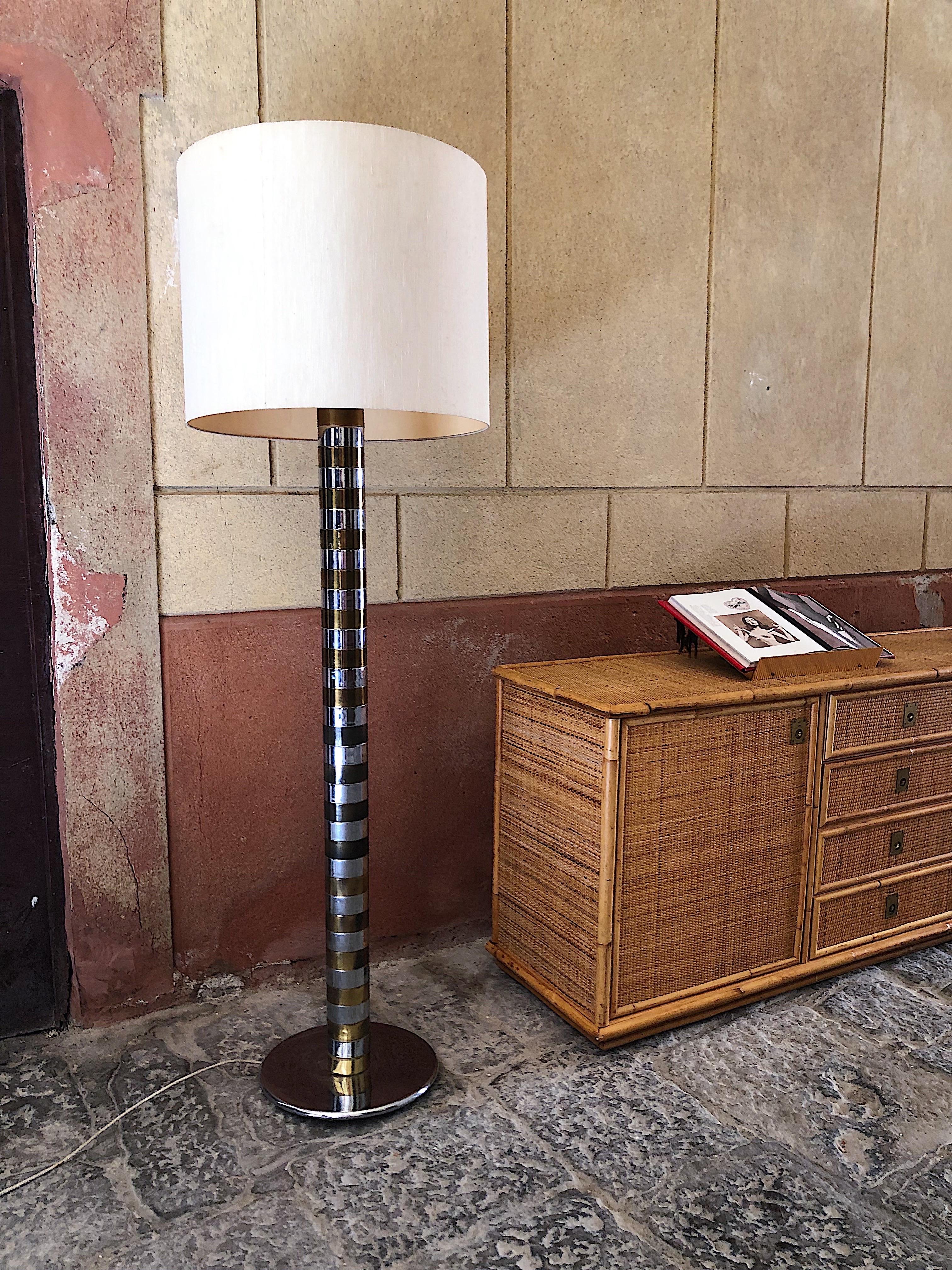 Stunning 1970s modernist floor light by Tommaso Barbi. The base is striped in chrome and brass metal blocks. No visible maker's mark. Original lamp-shade. 