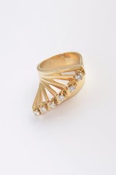 Anello modernista degli anni '70 in oro giallo con diamanti tridimensionali e geometrici