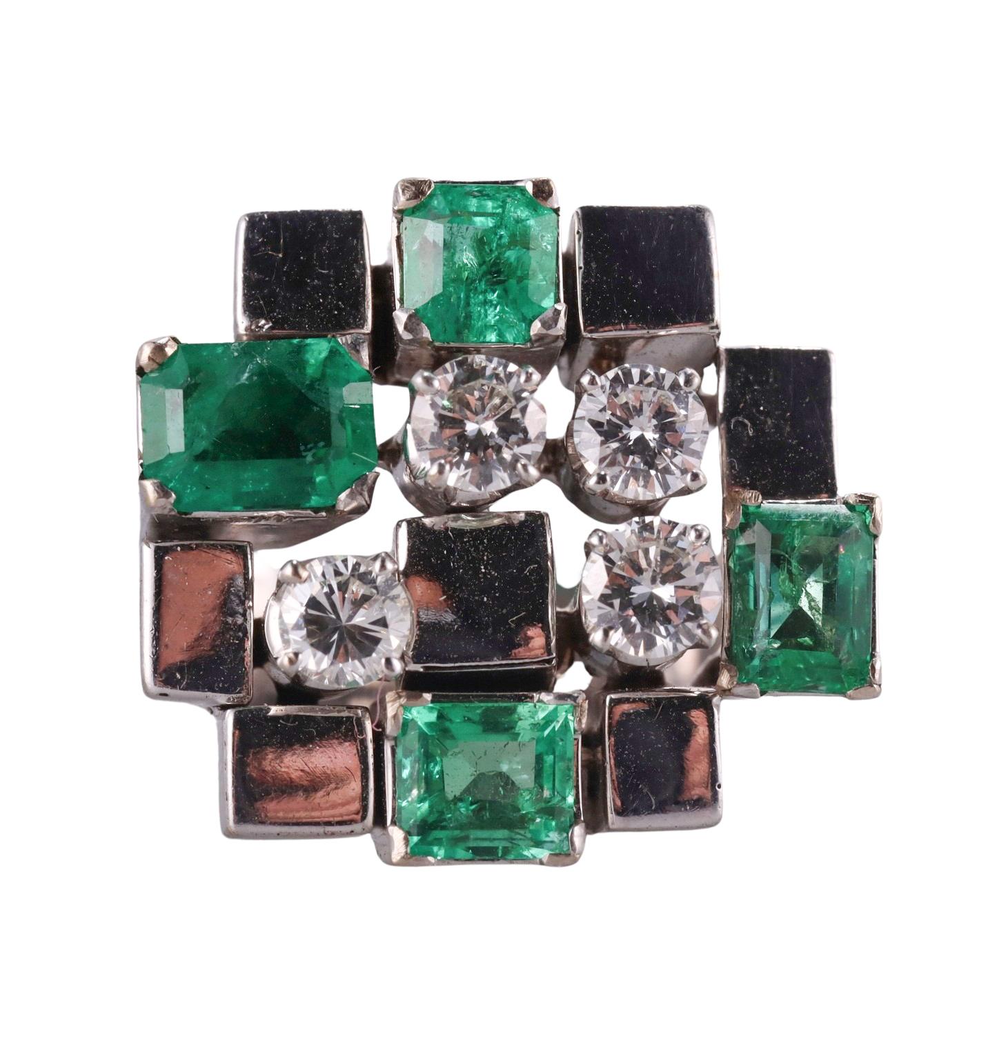 Taille ronde Bague moderniste des années 1970 avec diamants et émeraudes en vente