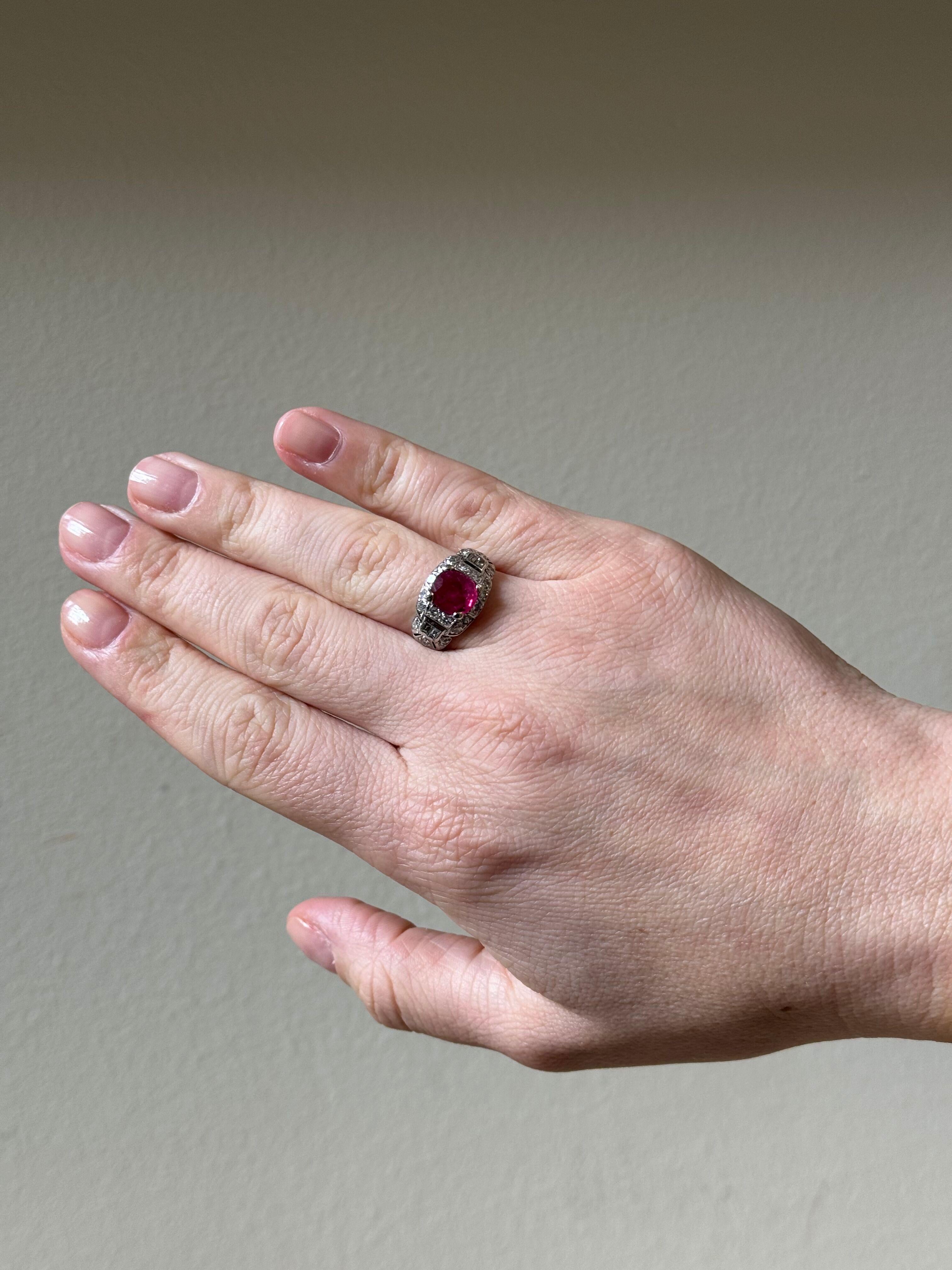 Bague moderniste des années 1970 avec diamants et émeraudes en vente 3