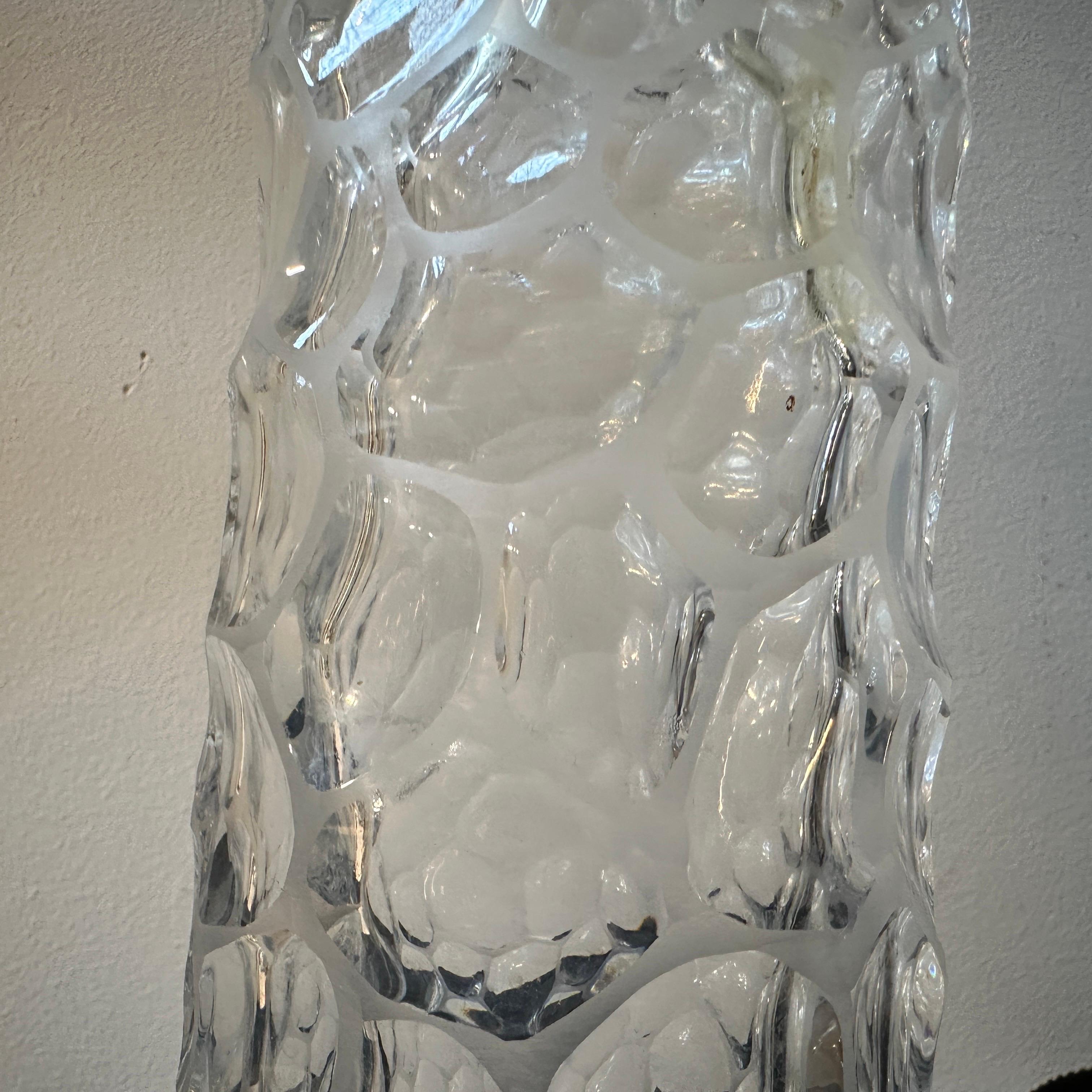 1970s Modernist Hammered Clear Glass Italian Cylindrical Vase In Good Condition For Sale In Aci Castello, IT