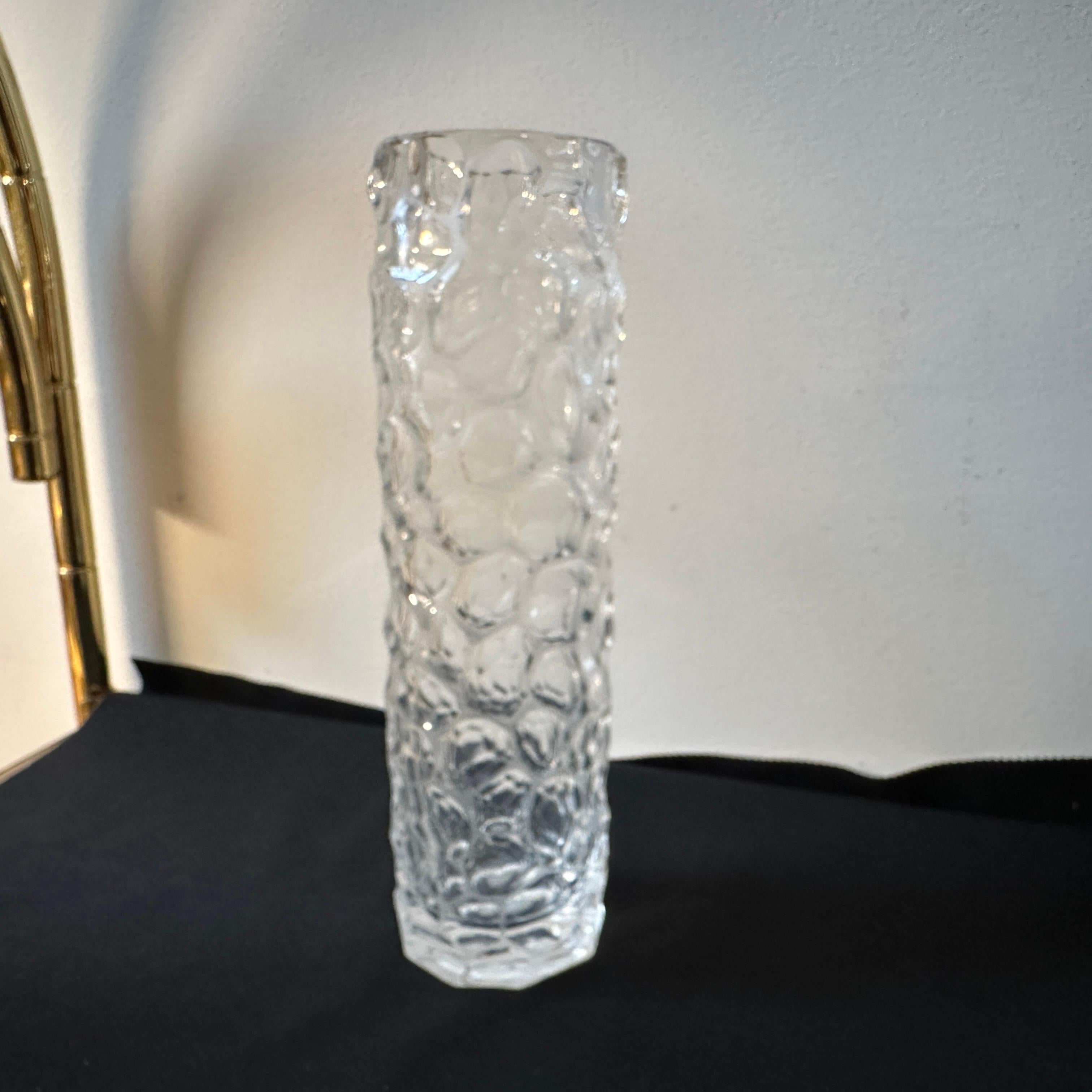 Vetro Vaso cilindrico italiano in vetro trasparente martellato del 1970 in vendita