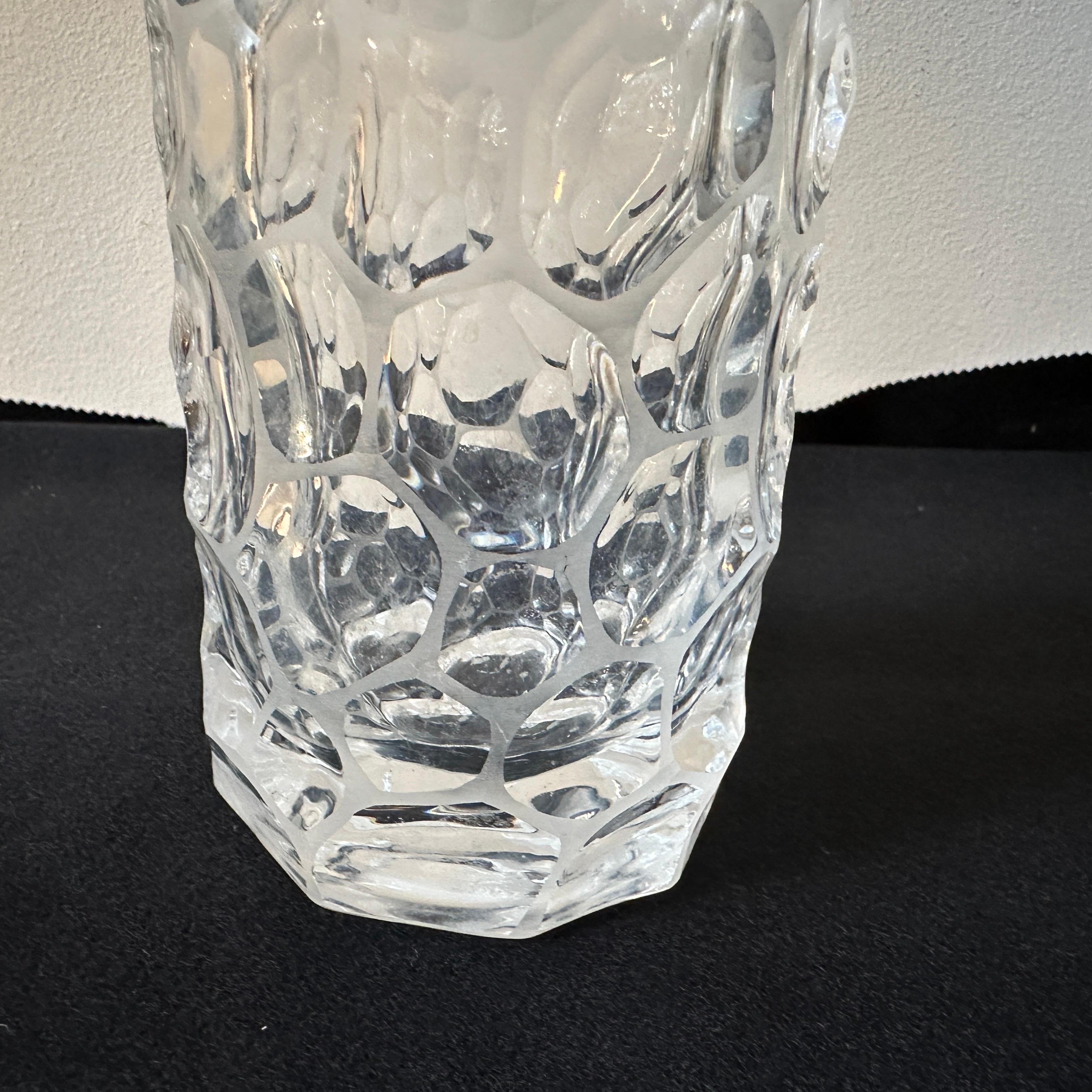 1970s Modernist Hammered Clear Glass Italian Cylindrical Vase For Sale 4