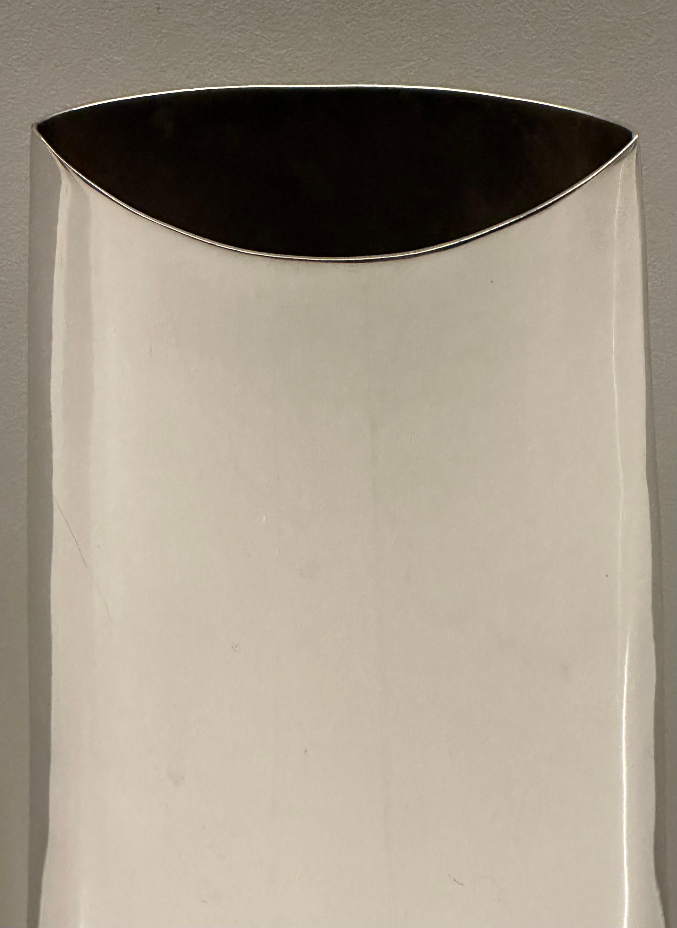 1970er Jahre Modernist  Italienische polierte Silberplatte spitz zulaufende geschwungene Vase 4