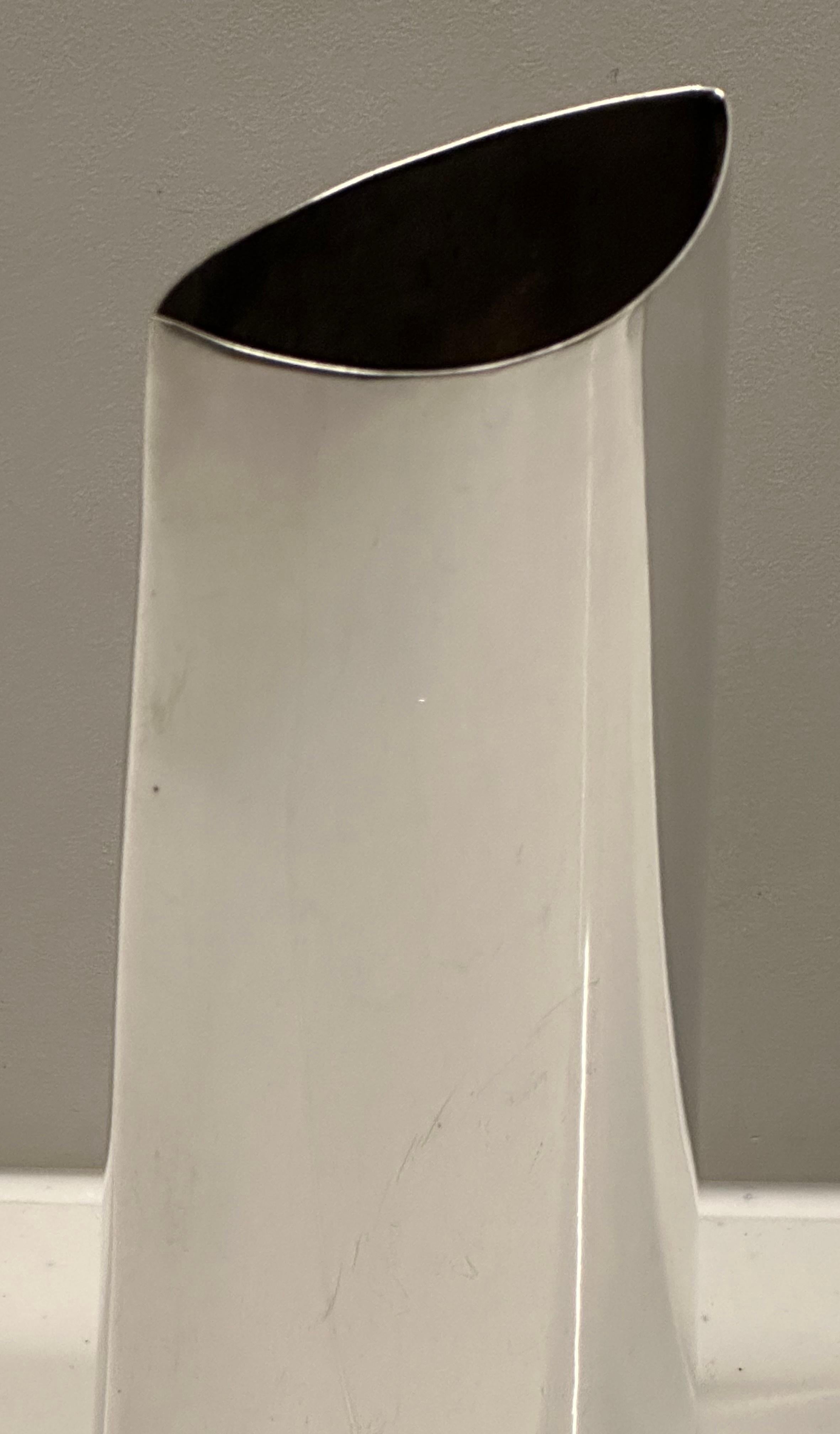 Moderniste des années 1970  Vase courbe effilé en métal argenté poli italien 5