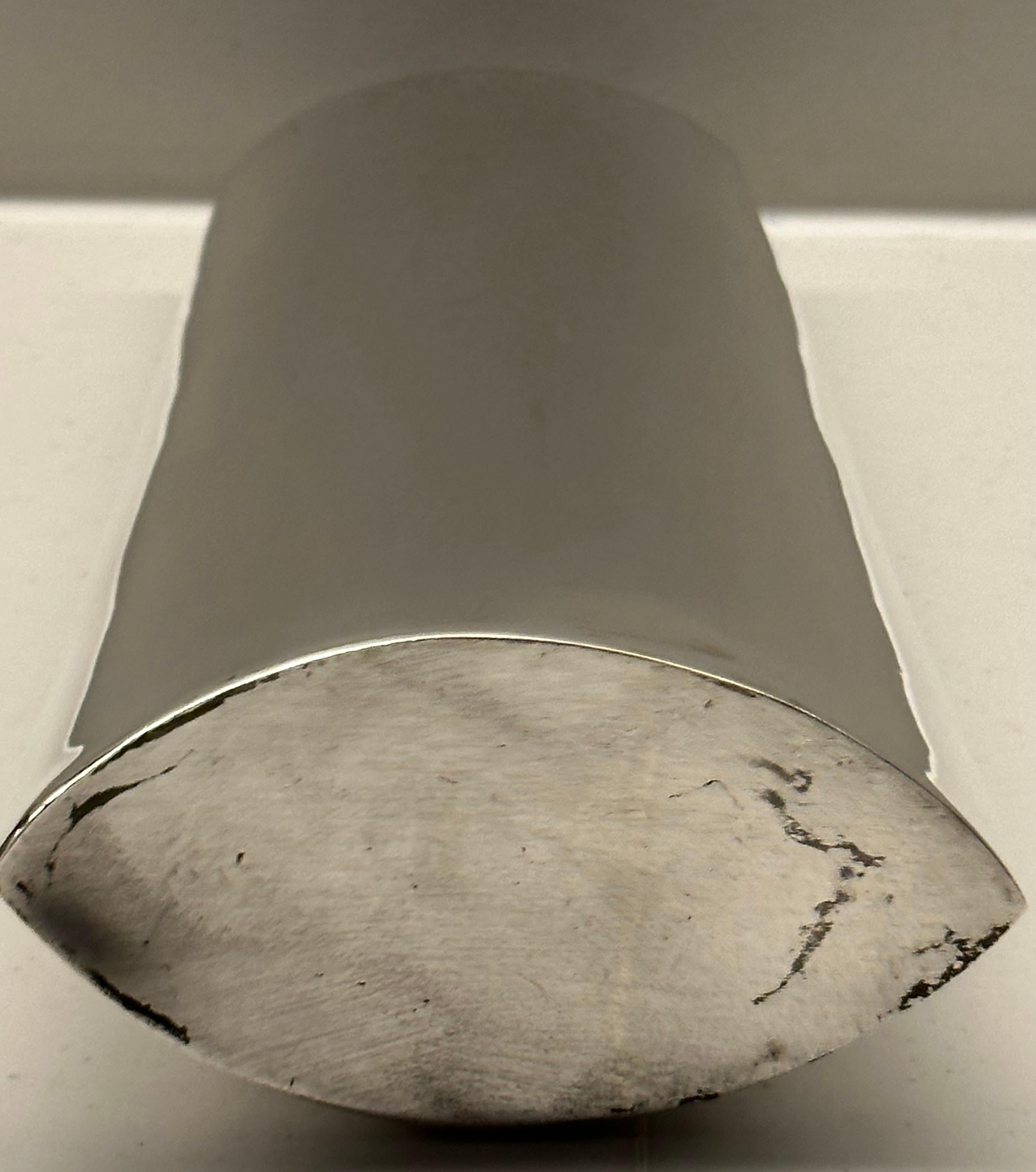Moderniste des années 1970  Vase courbe effilé en métal argenté poli italien 7