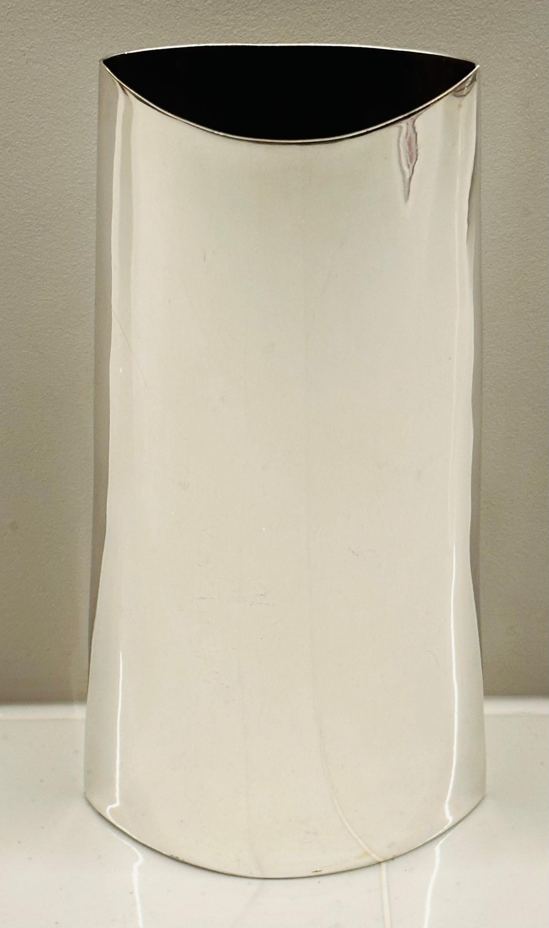 Moderne Moderniste des années 1970  Vase courbe effilé en métal argenté poli italien