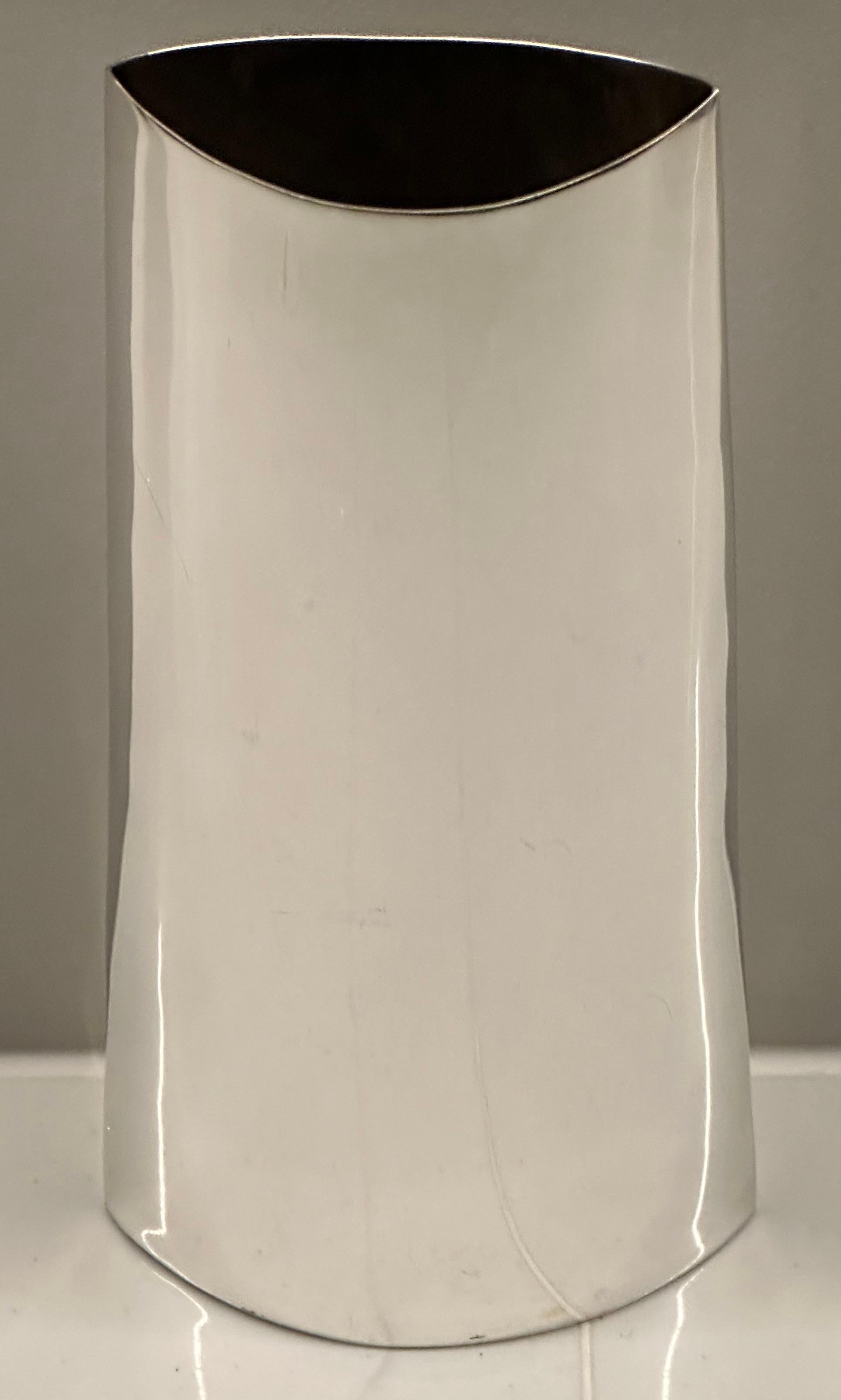 1970er Jahre Modernist  Italienische polierte Silberplatte spitz zulaufende geschwungene Vase im Zustand „Relativ gut“ in London, GB