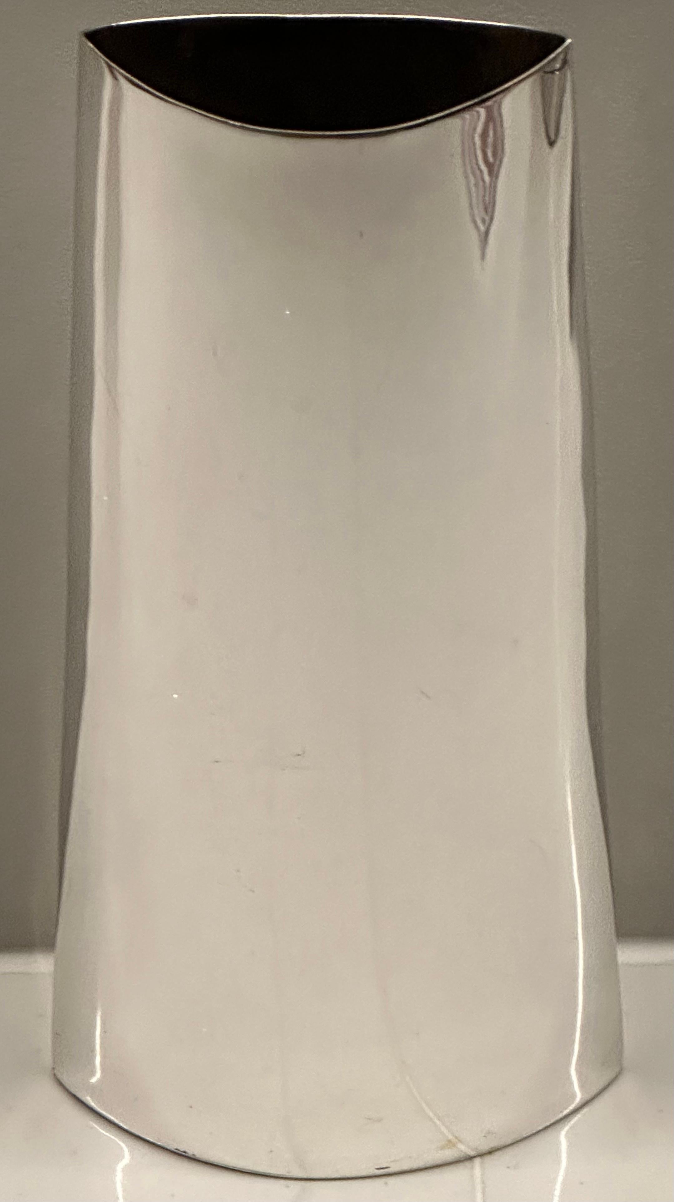 20ième siècle Moderniste des années 1970  Vase courbe effilé en métal argenté poli italien