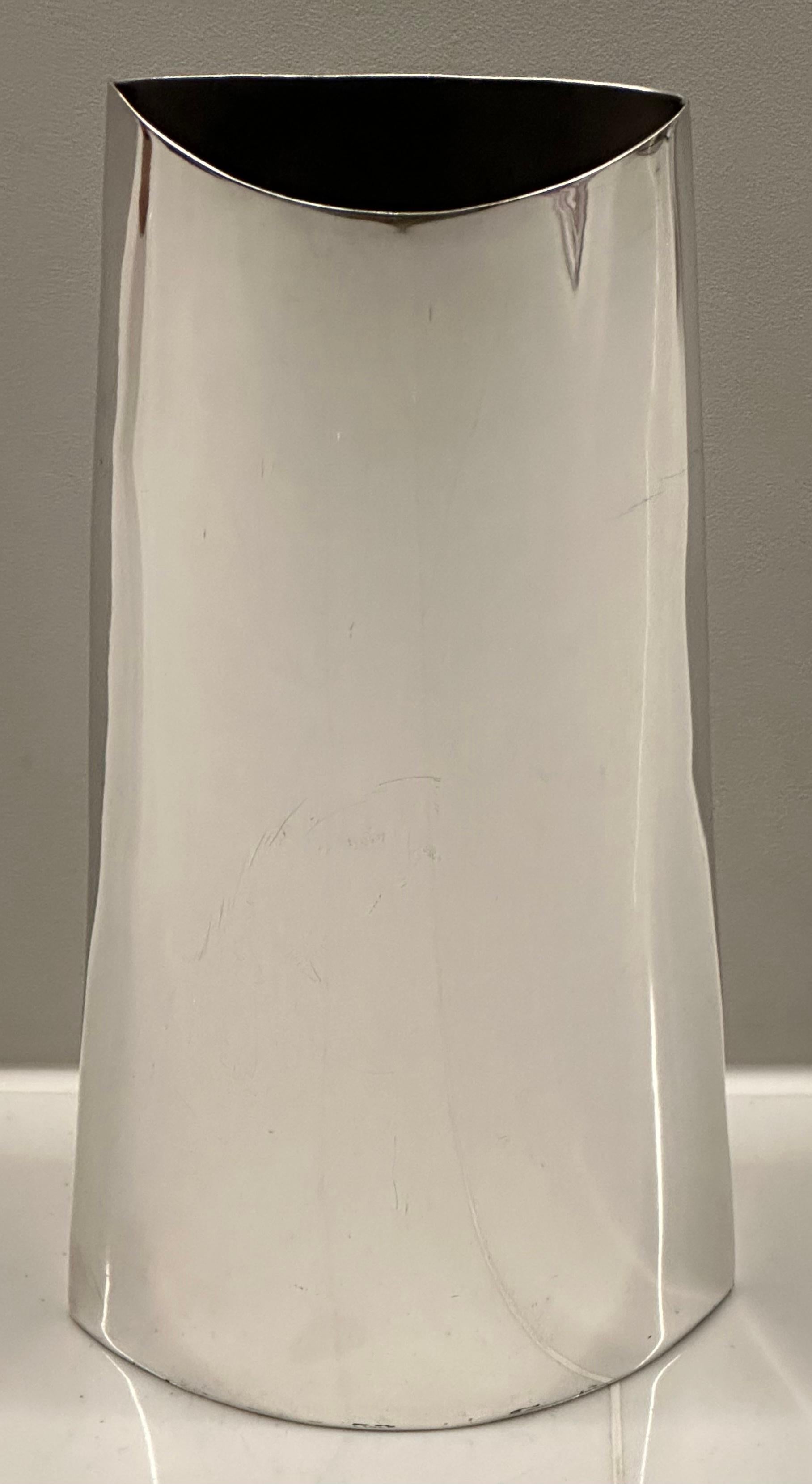 Plaqué argent Moderniste des années 1970  Vase courbe effilé en métal argenté poli italien
