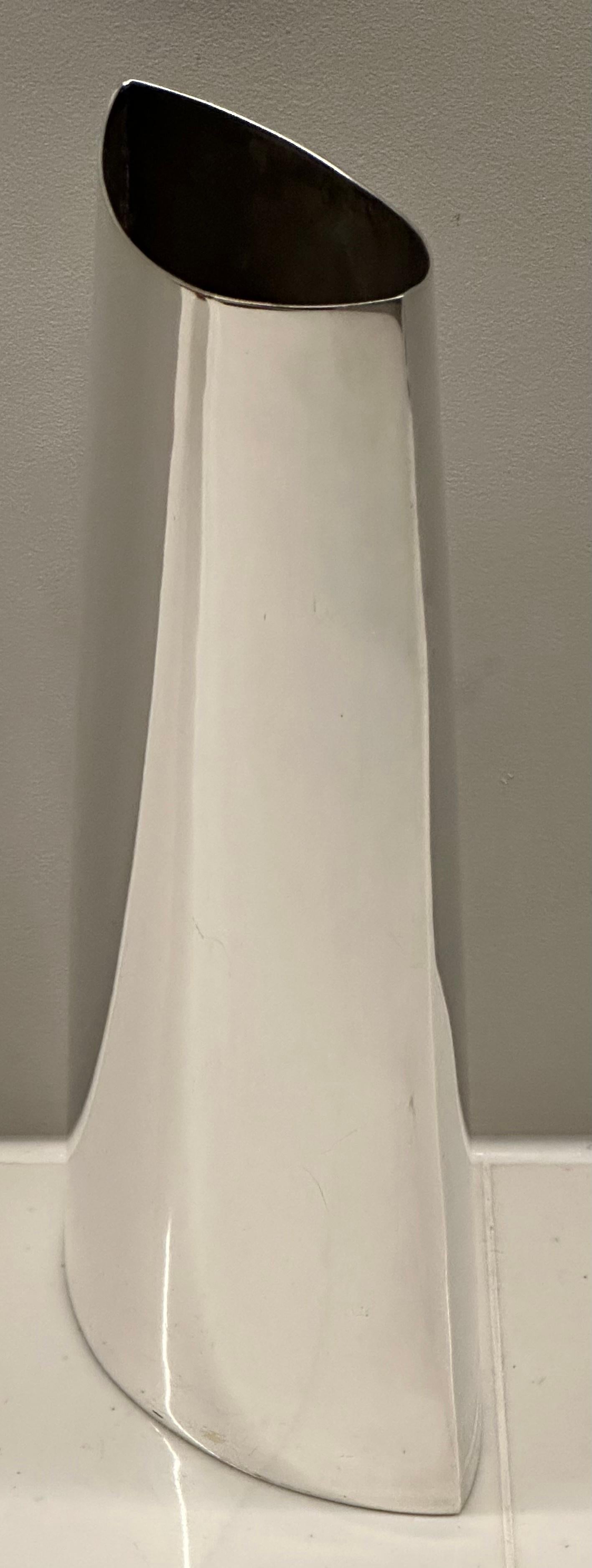 1970er Jahre Modernist  Italienische polierte Silberplatte spitz zulaufende geschwungene Vase 1