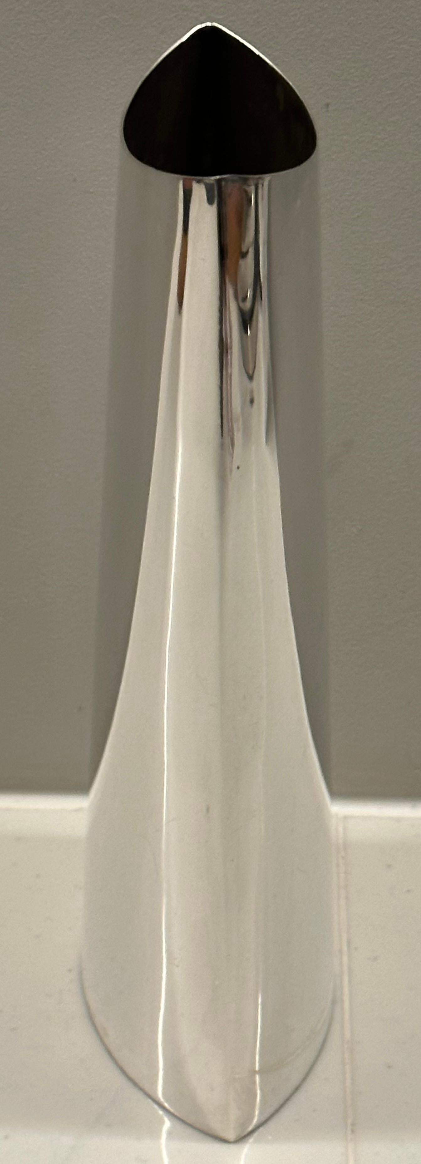 Moderniste des années 1970  Vase courbe effilé en métal argenté poli italien 2