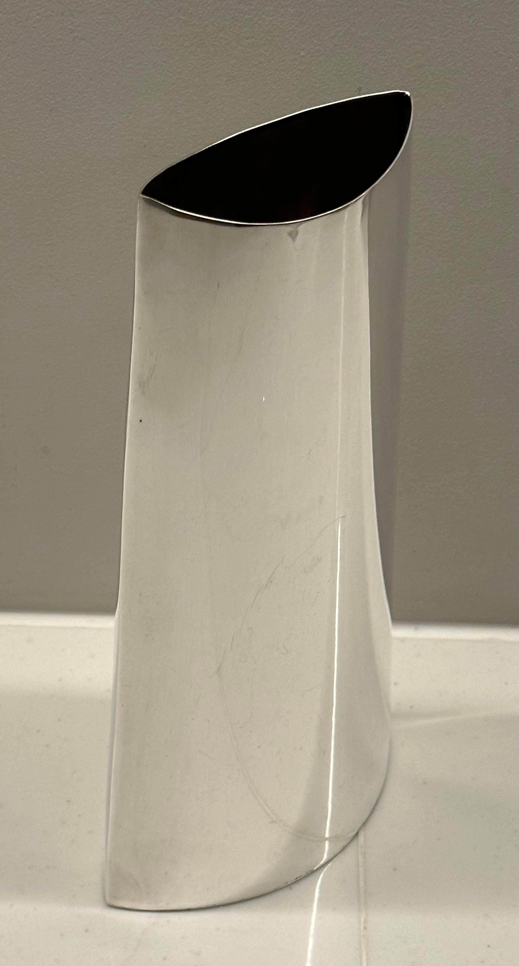 1970er Jahre Modernist  Italienische polierte Silberplatte spitz zulaufende geschwungene Vase 3