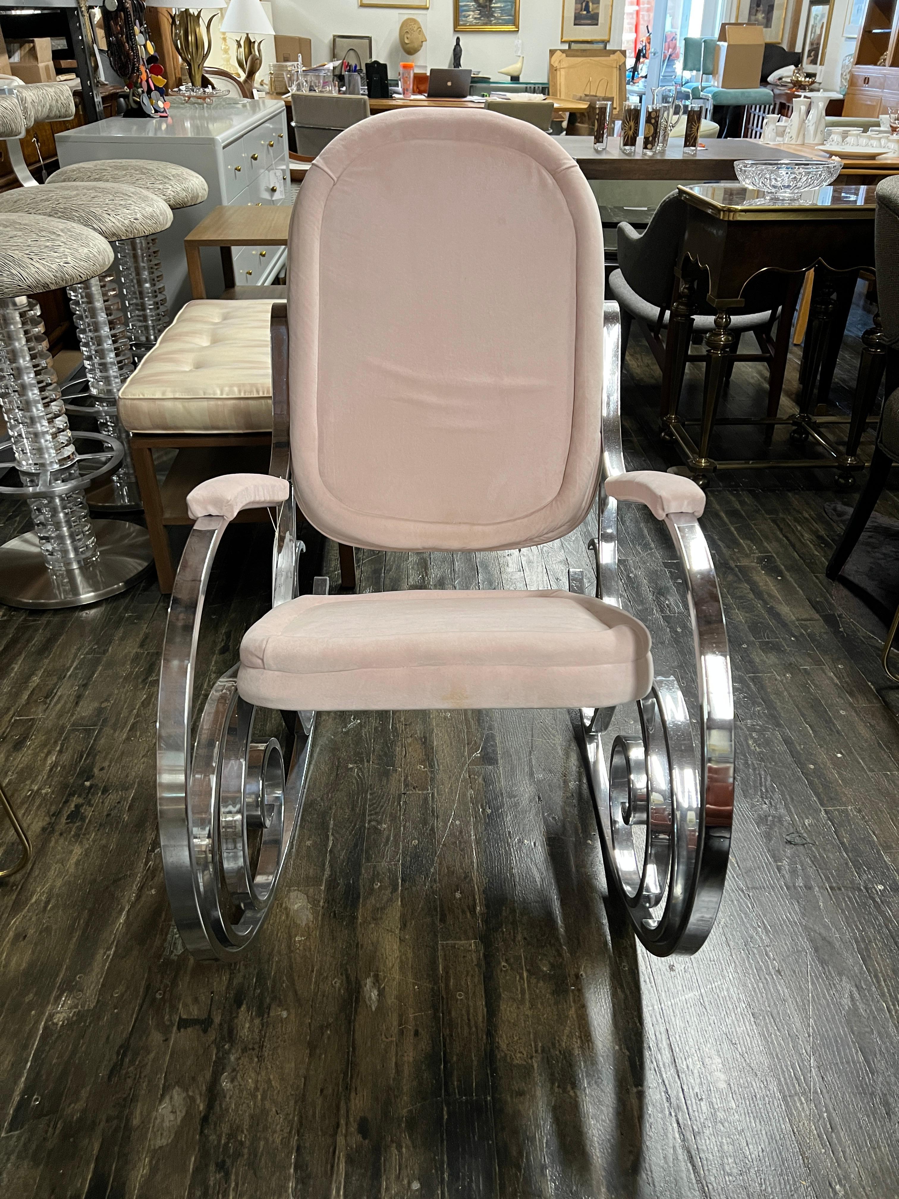 Vintage Mid-Century Modern rocking chair, à la manière de la Maison Jansen circa 1970. Cette chaise est d'un design français moderne.  Le cadre chromé est en bon état. Il présente quelques légères éraflures dues à l'âge et à une utilisation