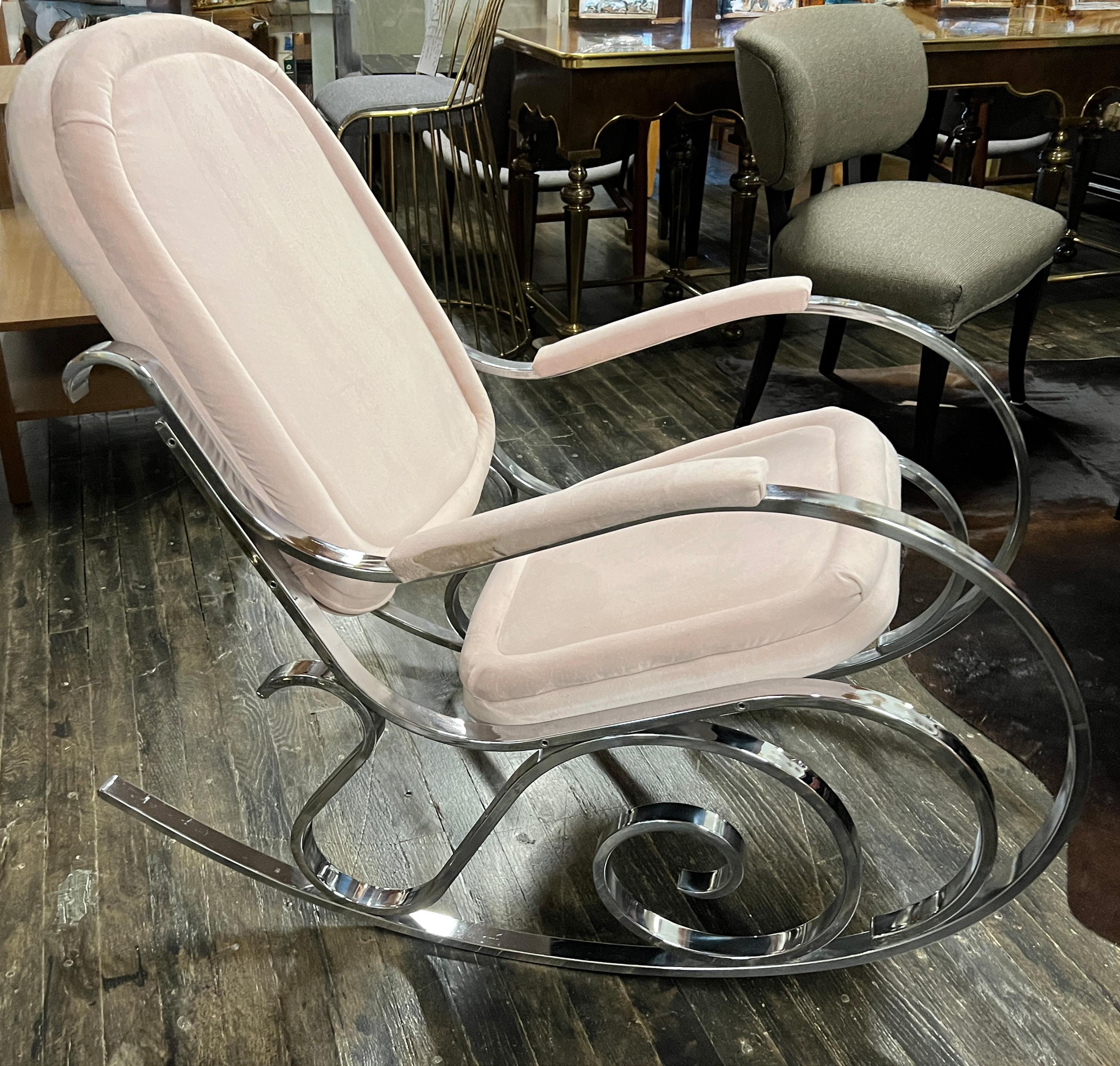 Fauteuil à bascule moderniste des années 1970 de la Maison Jansen, style Hollywood Regency, en rose Bon état - En vente à Chicago, IL