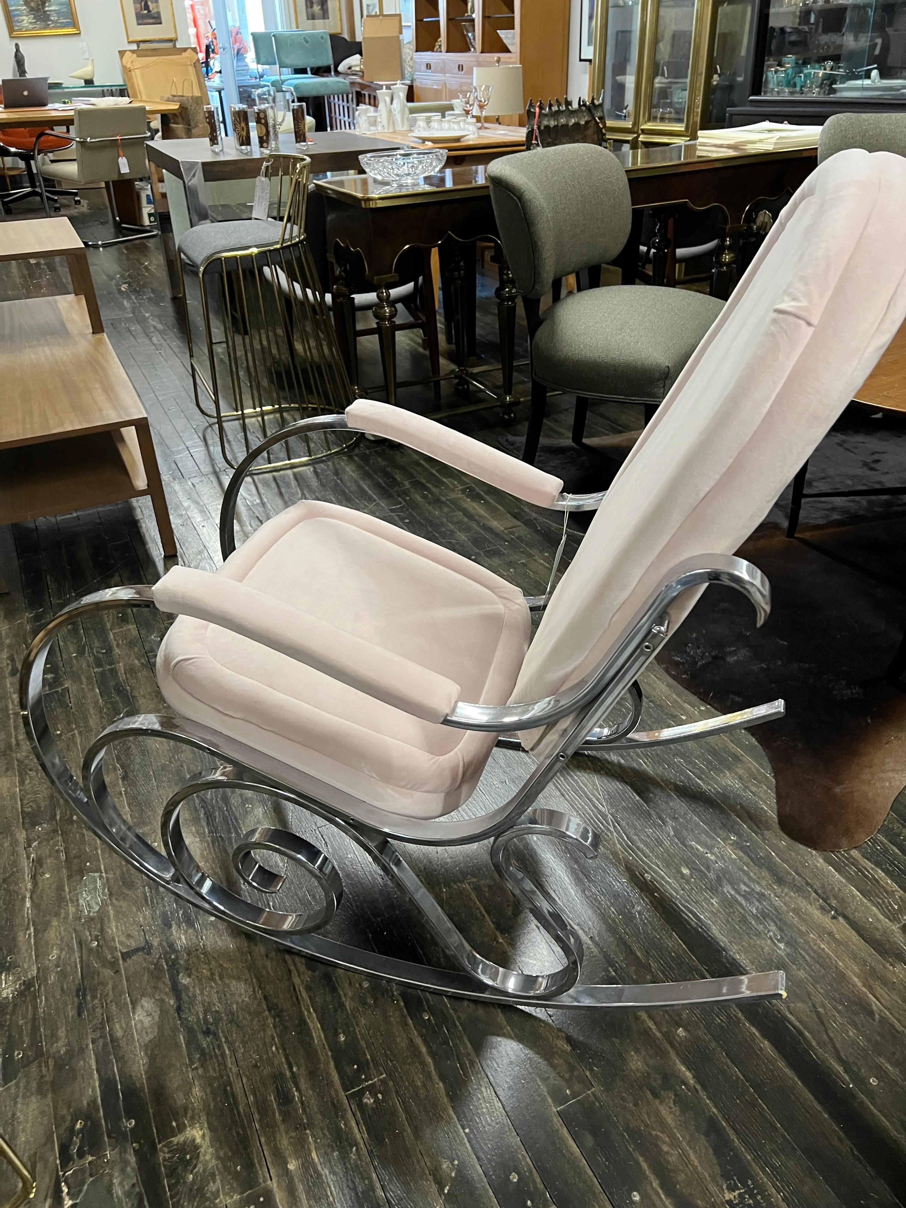 Fin du 20e siècle Fauteuil à bascule moderniste des années 1970 de la Maison Jansen, style Hollywood Regency, en rose en vente