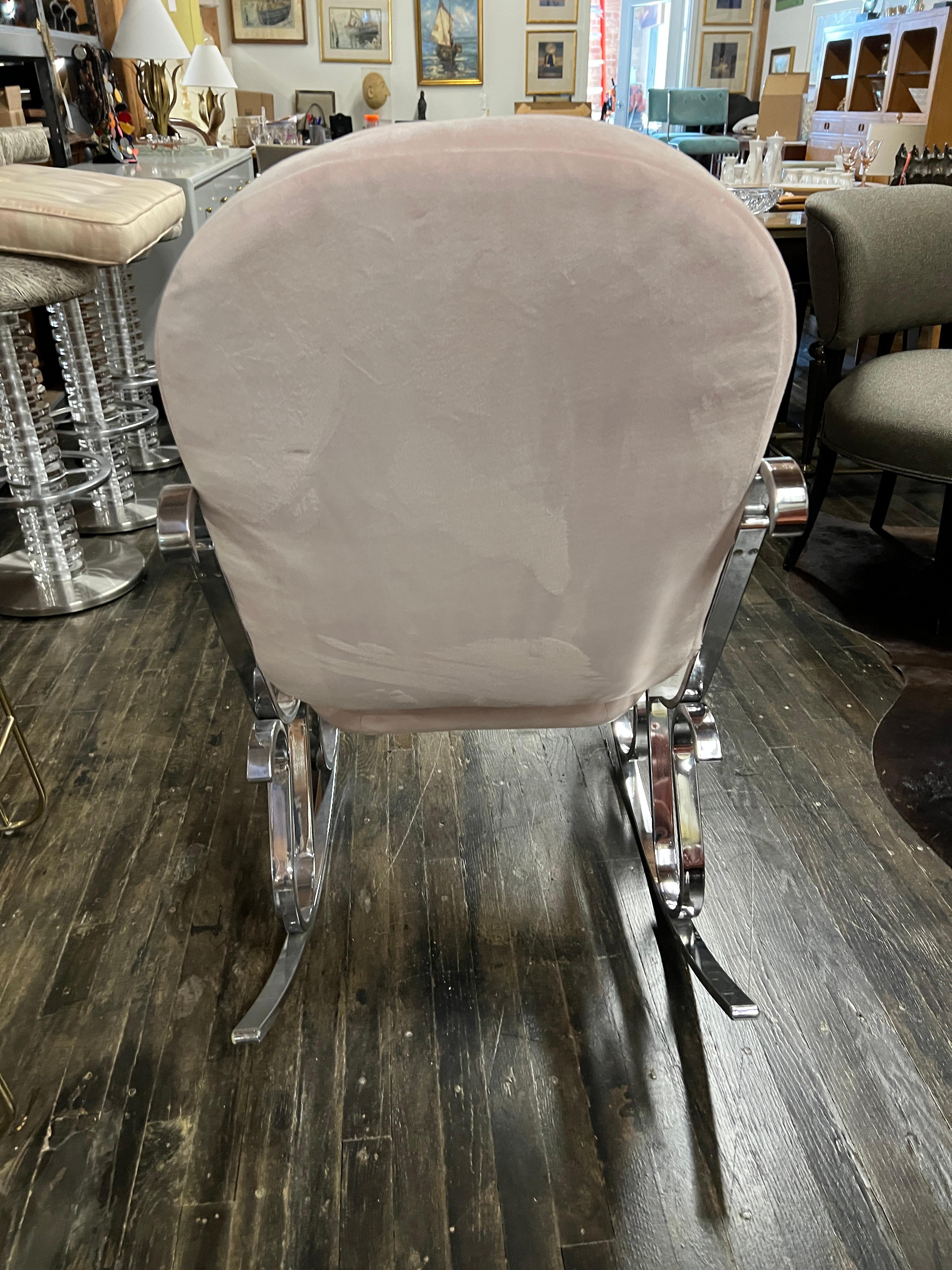 Tissu d'ameublement Fauteuil à bascule moderniste des années 1970 de la Maison Jansen, style Hollywood Regency, en rose en vente