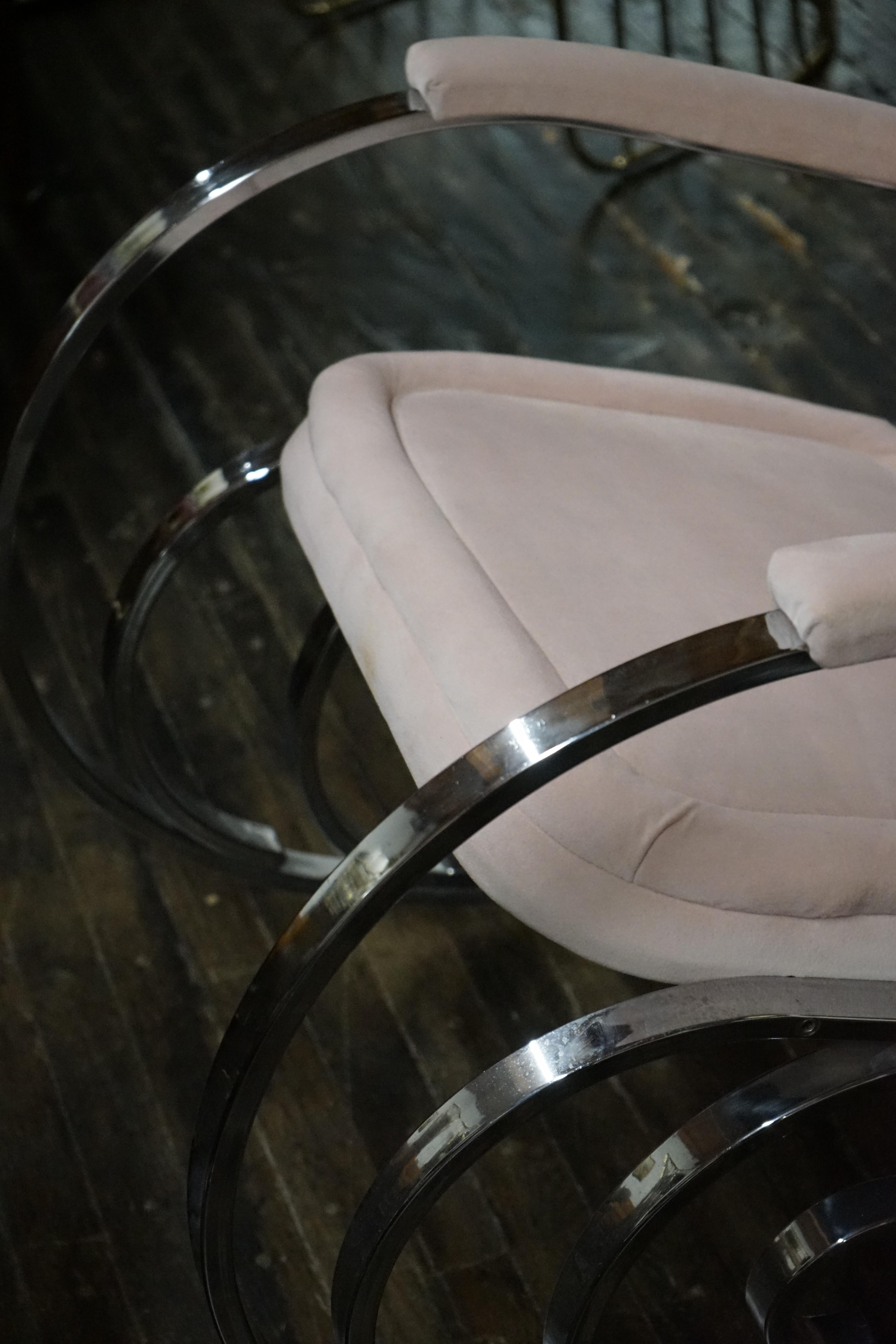 Fauteuil à bascule moderniste des années 1970 de la Maison Jansen, style Hollywood Regency, en rose en vente 1