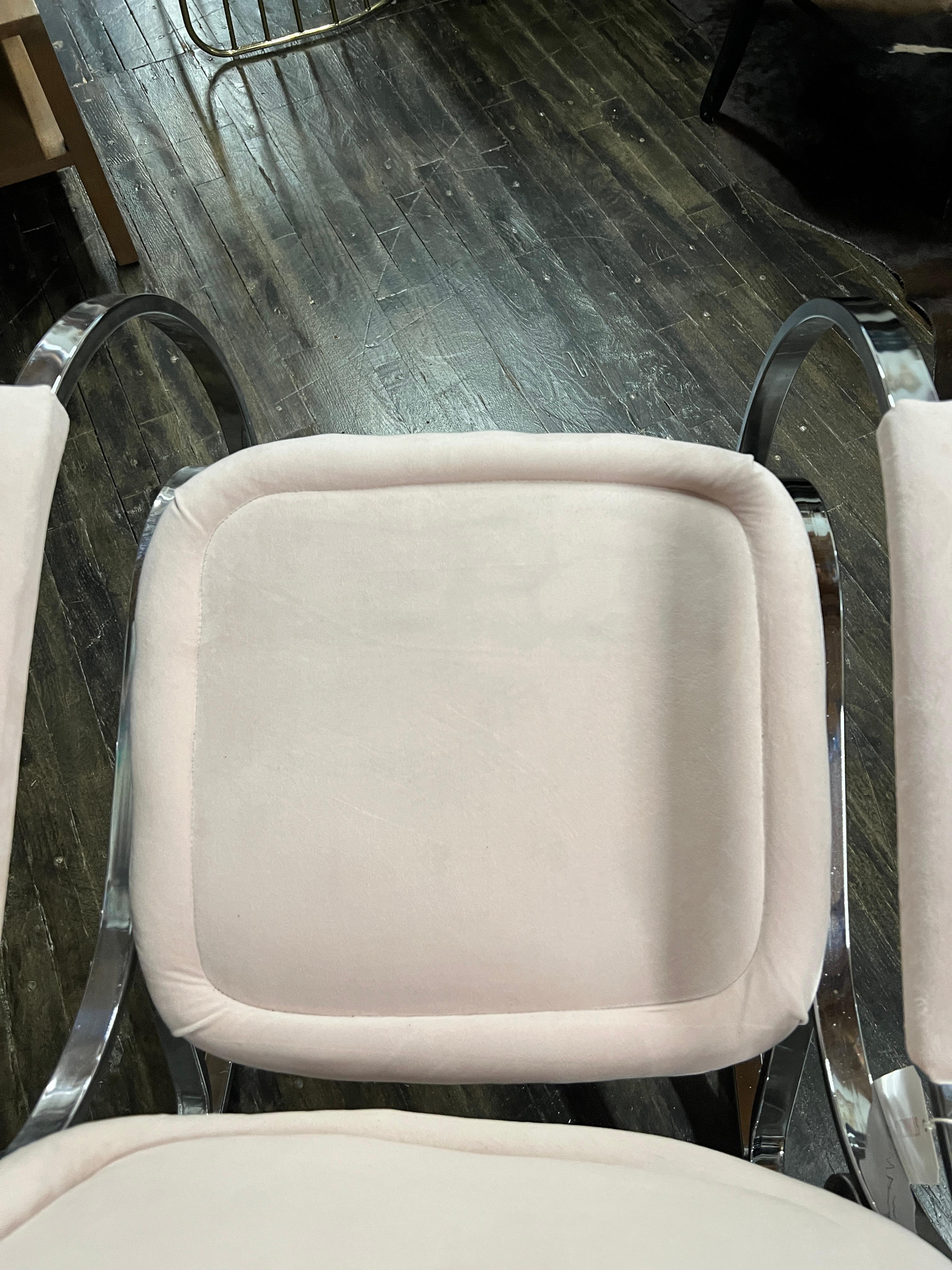 Fauteuil à bascule moderniste des années 1970 de la Maison Jansen, style Hollywood Regency, en rose en vente 2