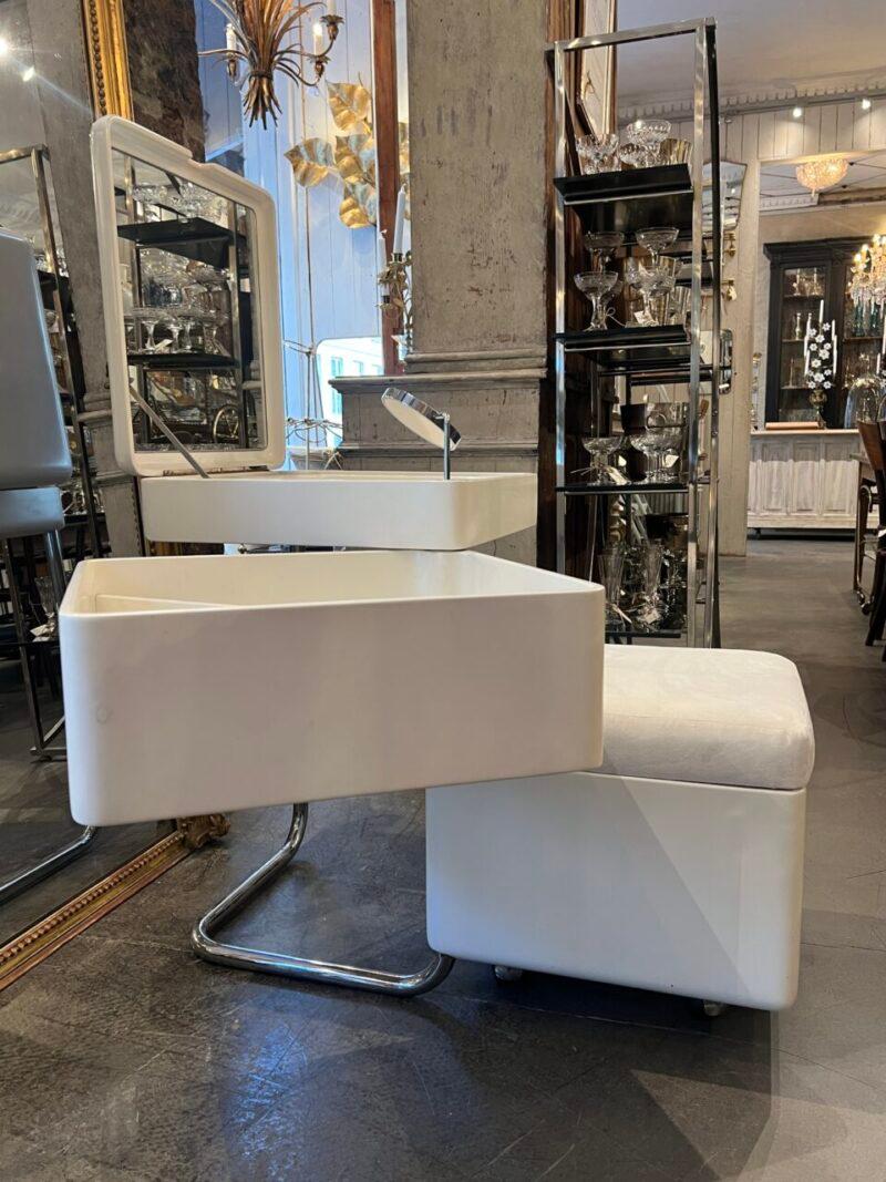 1970s Modernist Mirrored Vanity Table For Sale 6