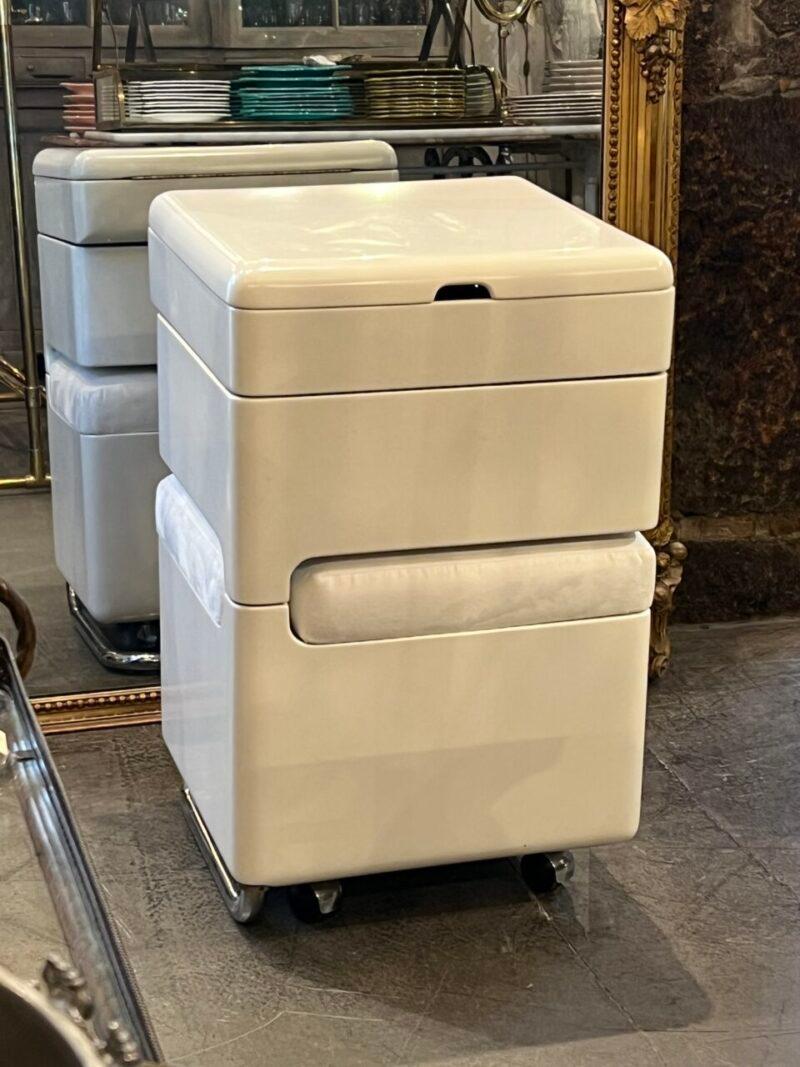 Italian dressing table from the 1970s, designed by Carlo Urbinati, known for his modernist furniture design in white glossy plastic material,

The soft rounded edges give a futuristic and elegant expression, typical of Italian design in the