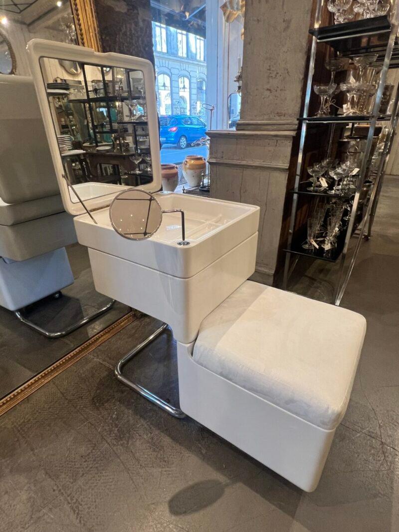 1970s Modernist Mirrored Vanity Table For Sale 4