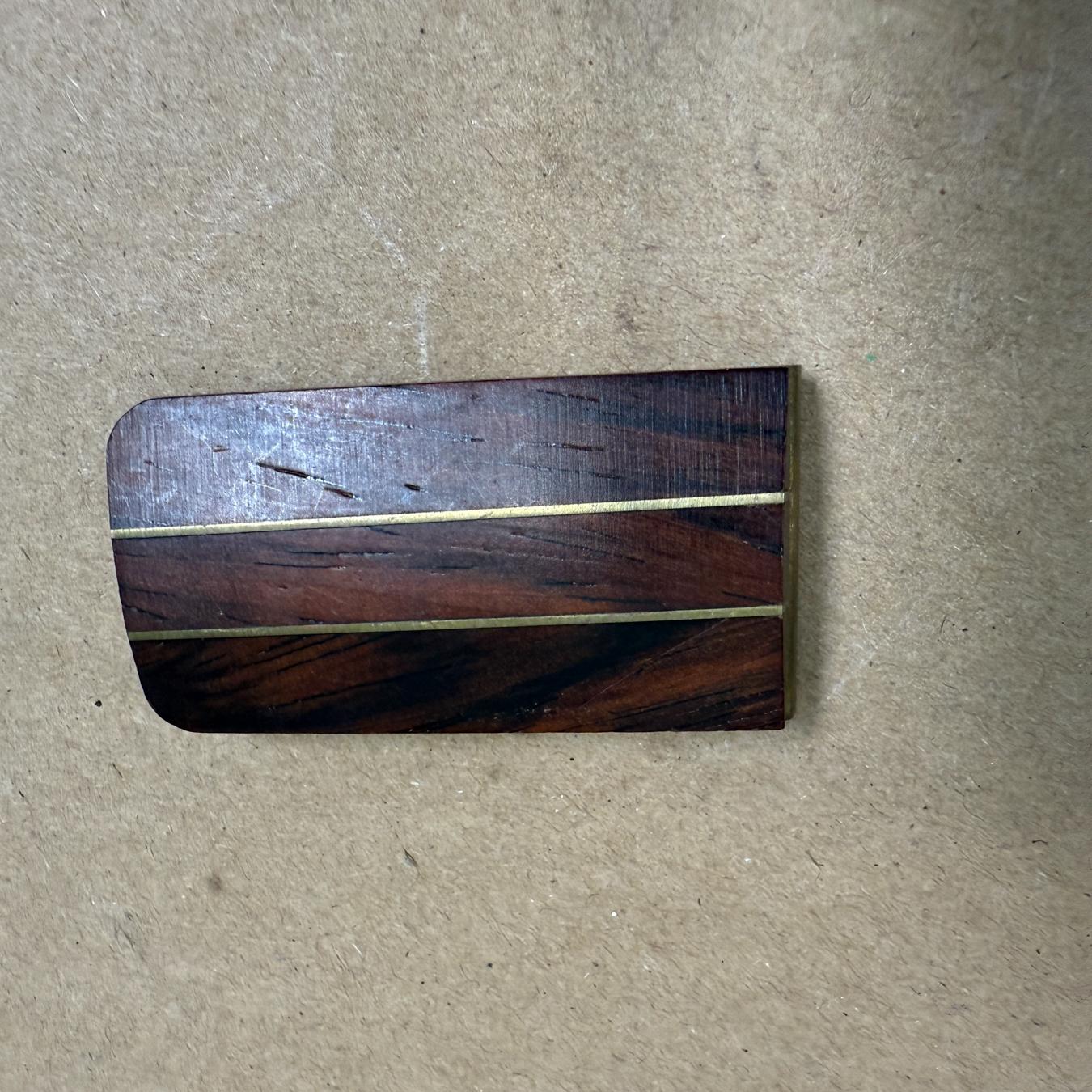 AMBIANIC presenta
Fermasoldi vintage in legno e ottone dal fascino modernista
2 x 1 x .38
Usato, originale e vintage
Fai riferimento alle immagini