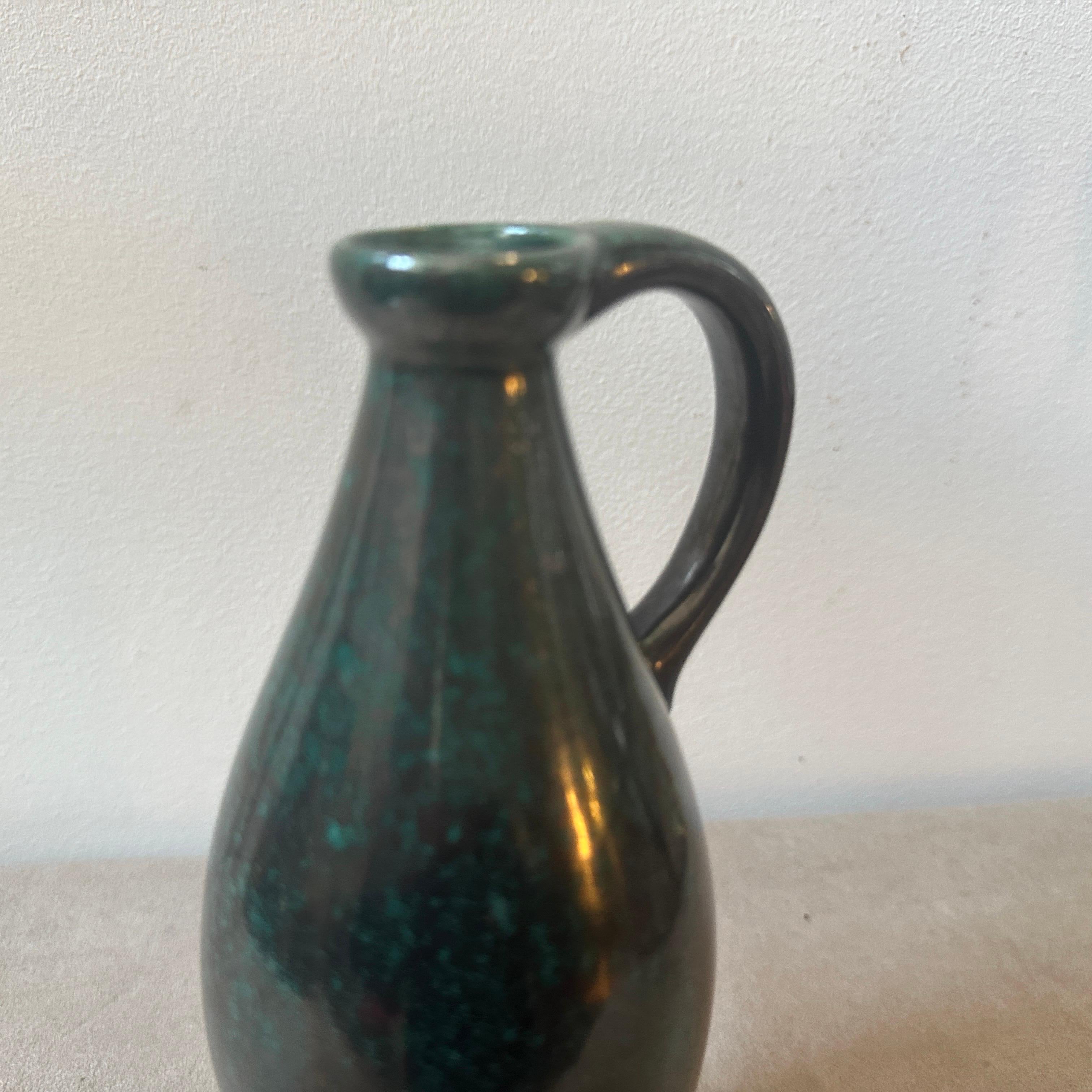 Questo vaso a brocca in ceramica tedesca Fat Lava è un esempio straordinario dei disegni audaci e scultorei caratteristici delle ceramiche della Germania occidentale di quest'epoca. Conosciute per l'uso di smalti spessi e strutturati e per le forme
