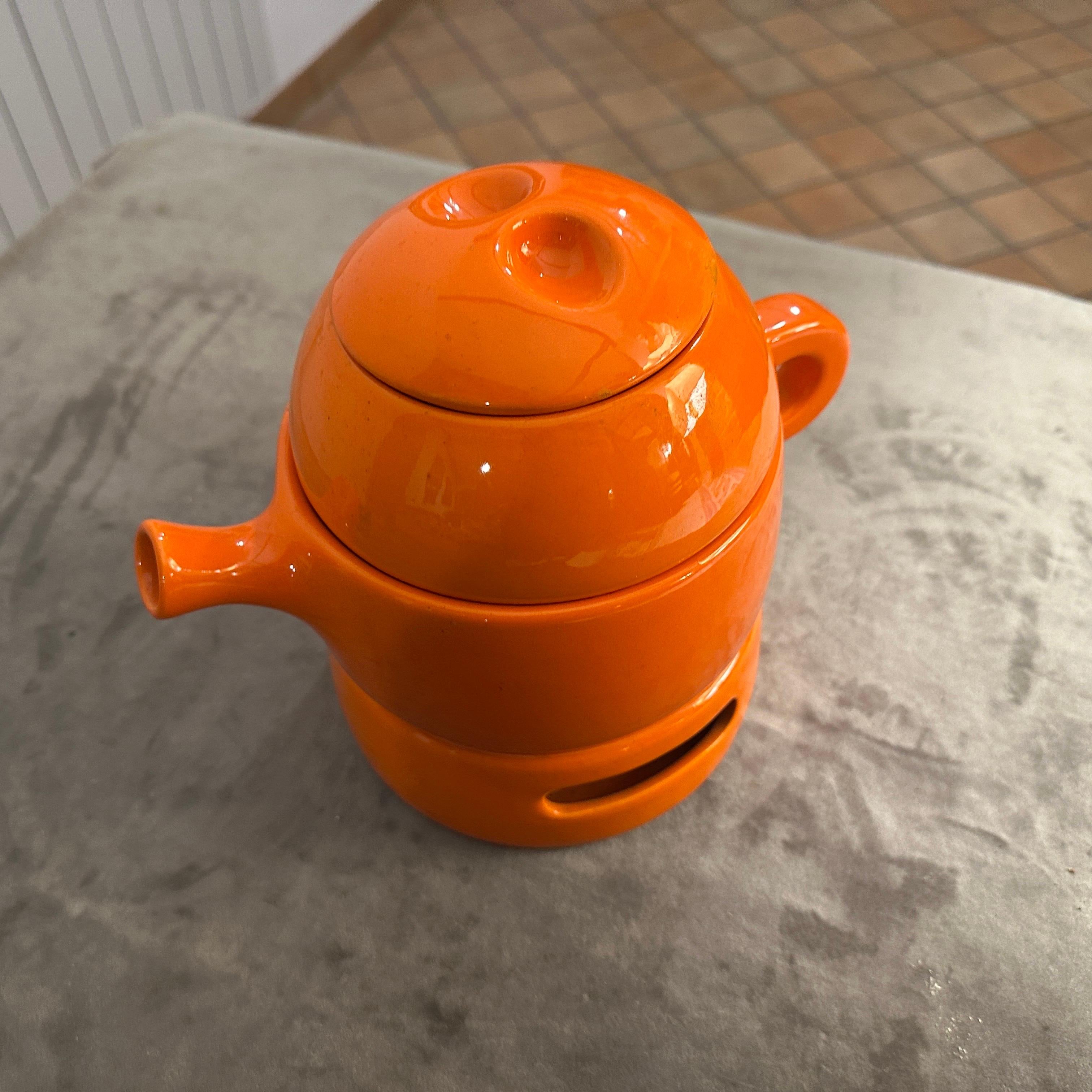 Italiano Teiera modernista in ceramica arancione degli anni '70 di Liisi Beckmann per Gabbianelli in vendita
