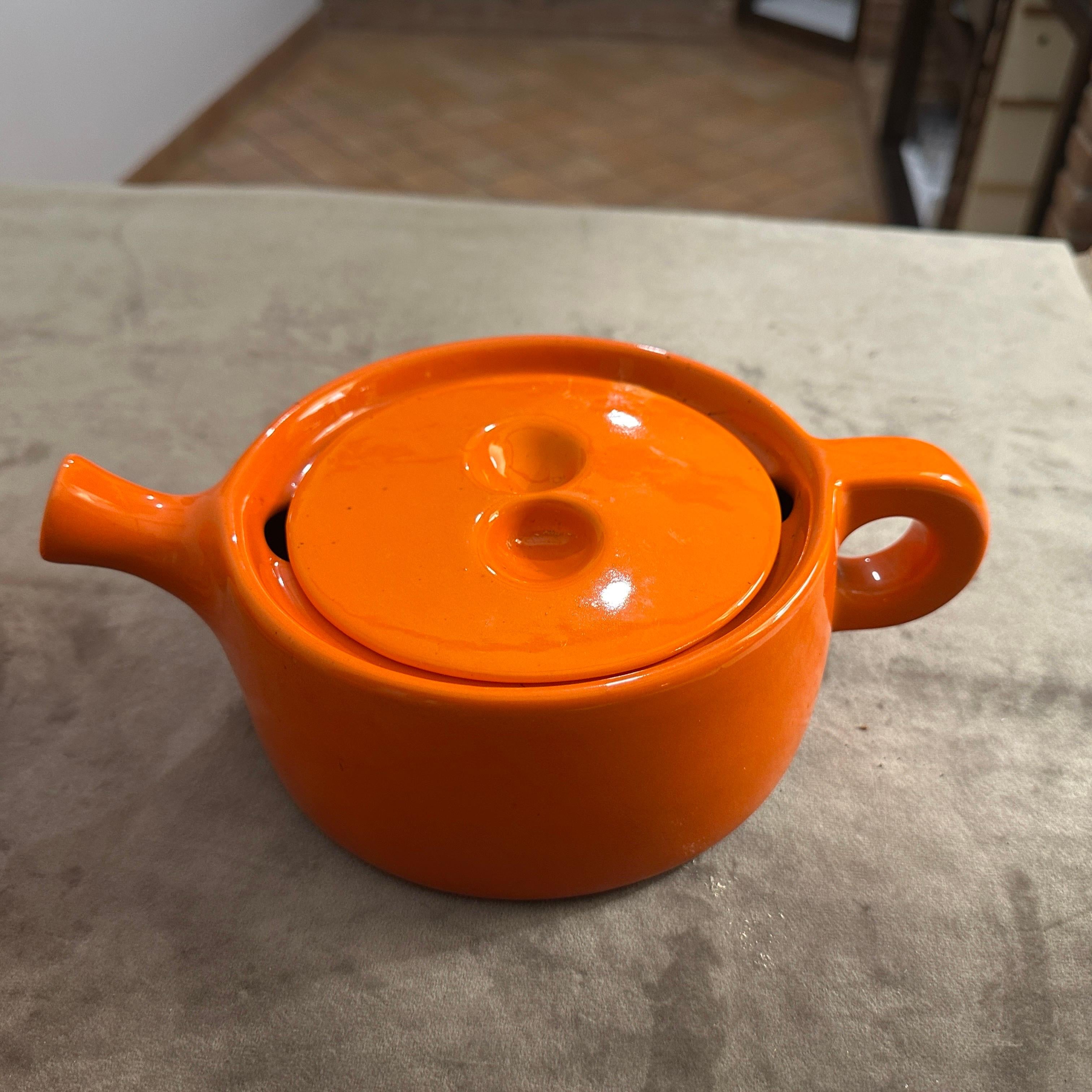 XX secolo Teiera modernista in ceramica arancione degli anni '70 di Liisi Beckmann per Gabbianelli in vendita