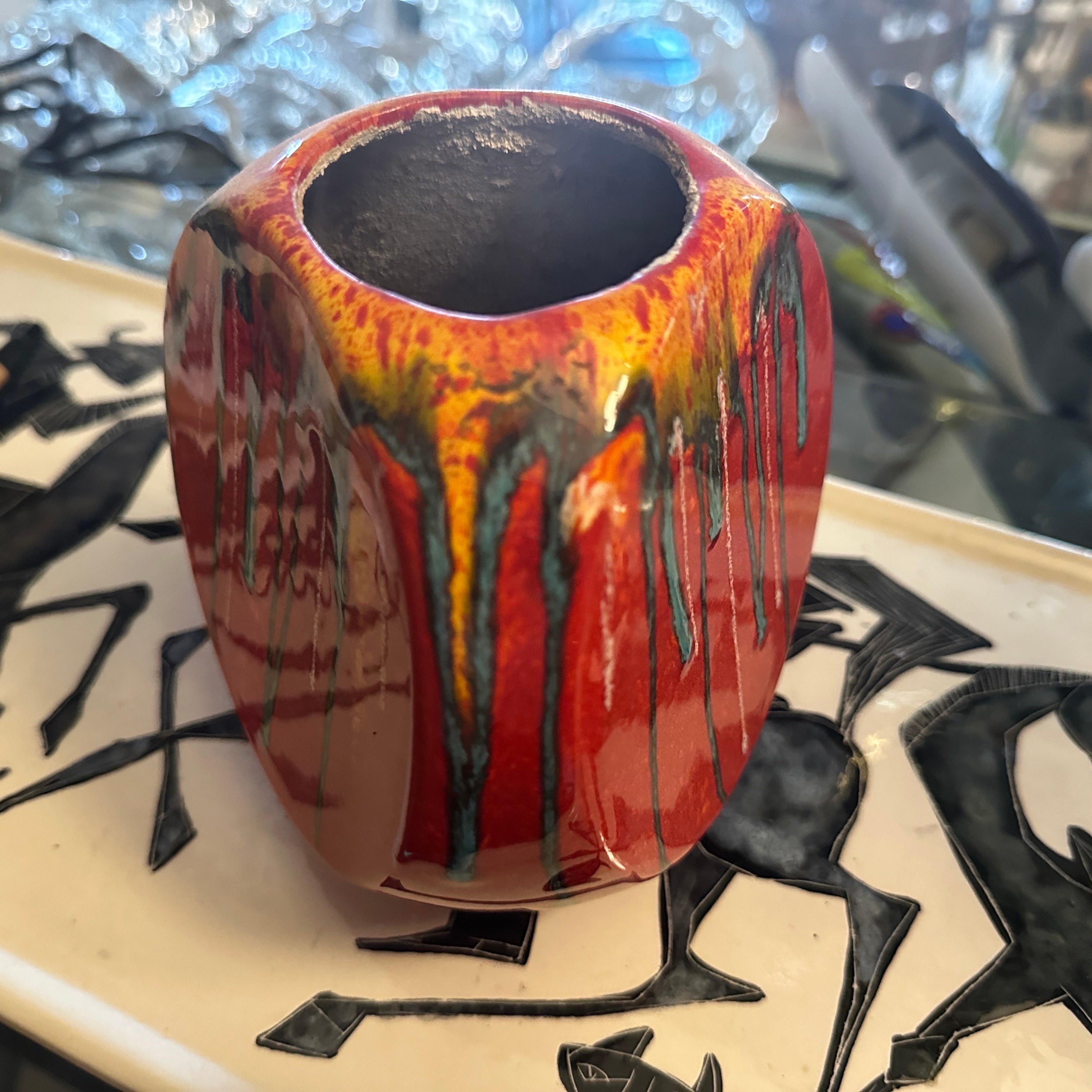 Questo vaso in ceramica italiana in perfette condizioni è stato disegnato da Roberto Rigon e prodotto da Bertoncello. È un esempio vibrante e sorprendente della fusione tra espressione artistica e design funzionale che ha caratterizzato quest'epoca.