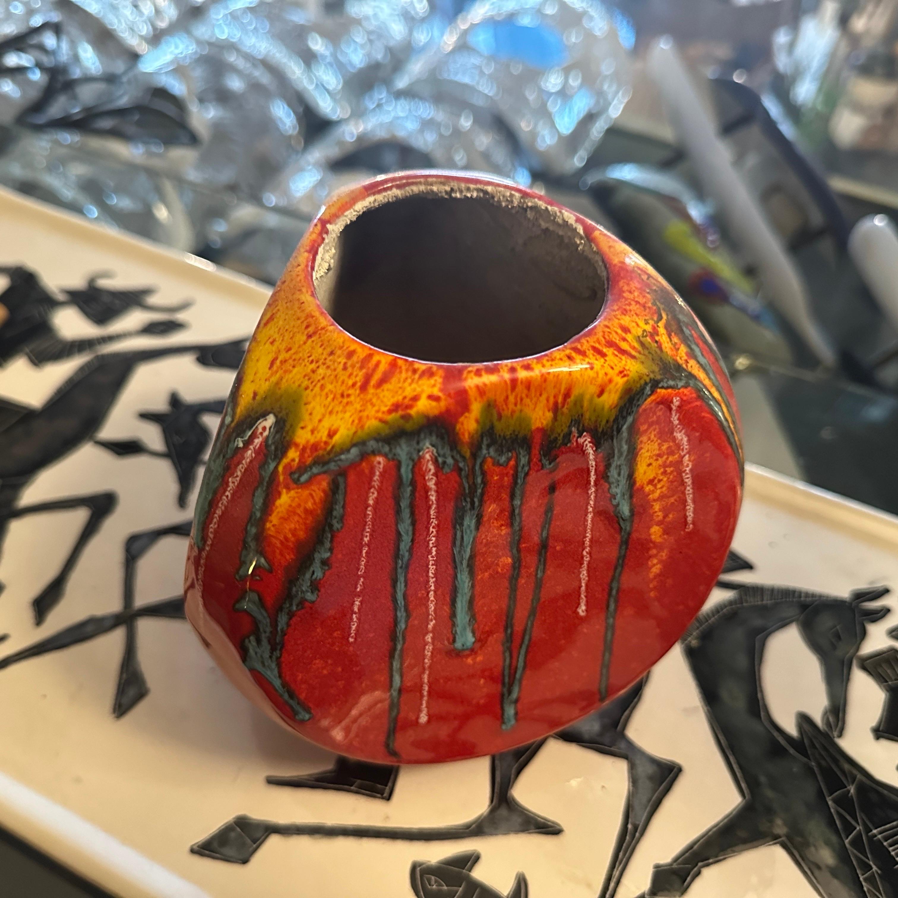 Italiano Vaso in ceramica policroma modernista degli anni '70 di Roberto Rigon per Bertoncello in vendita