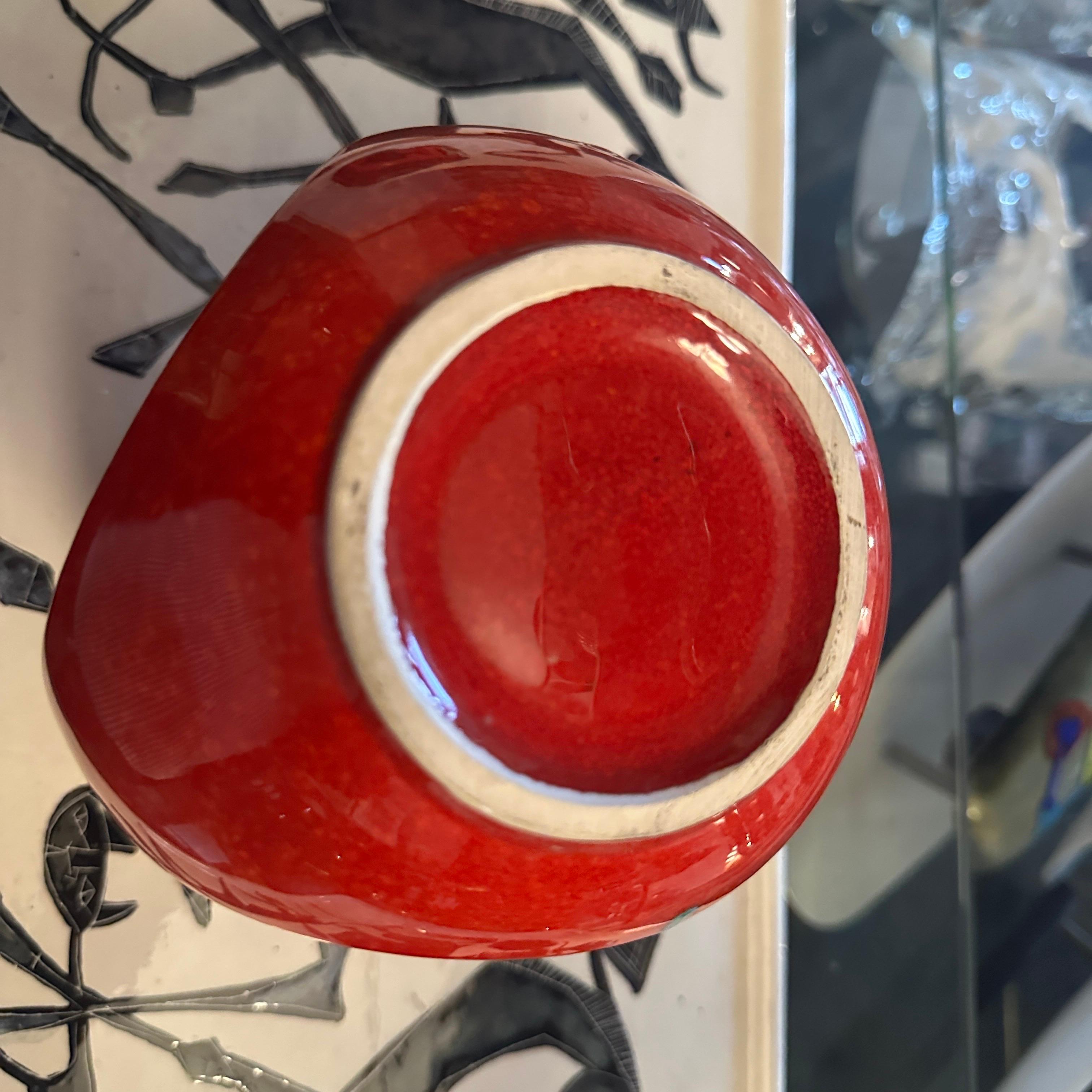 Dipinto a mano Vaso in ceramica policroma modernista degli anni '70 di Roberto Rigon per Bertoncello in vendita