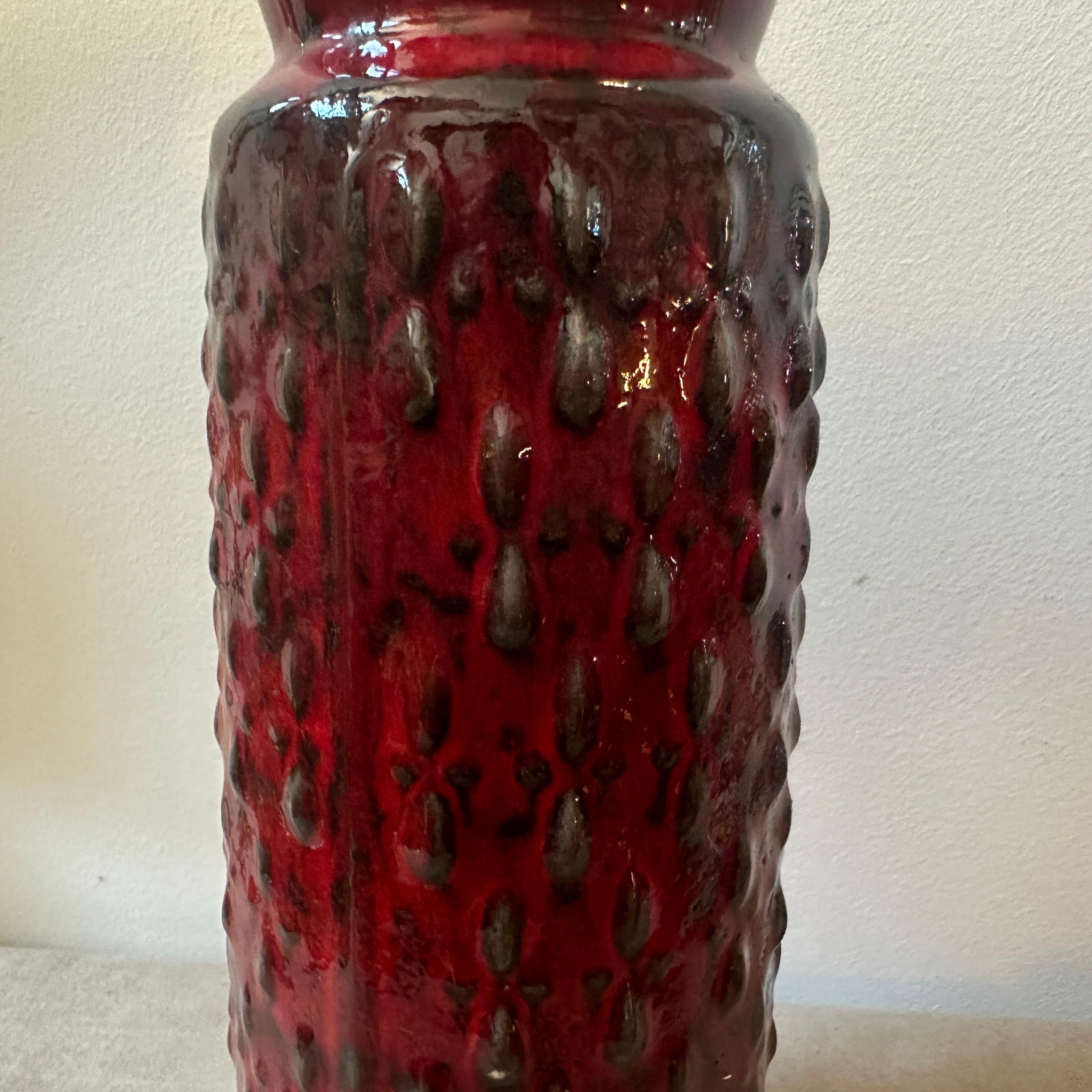 1970er Jahre Modernist Rot und Schwarz Fett Lava Keramik Deutsch Vase von WGP (Handgefertigt) im Angebot