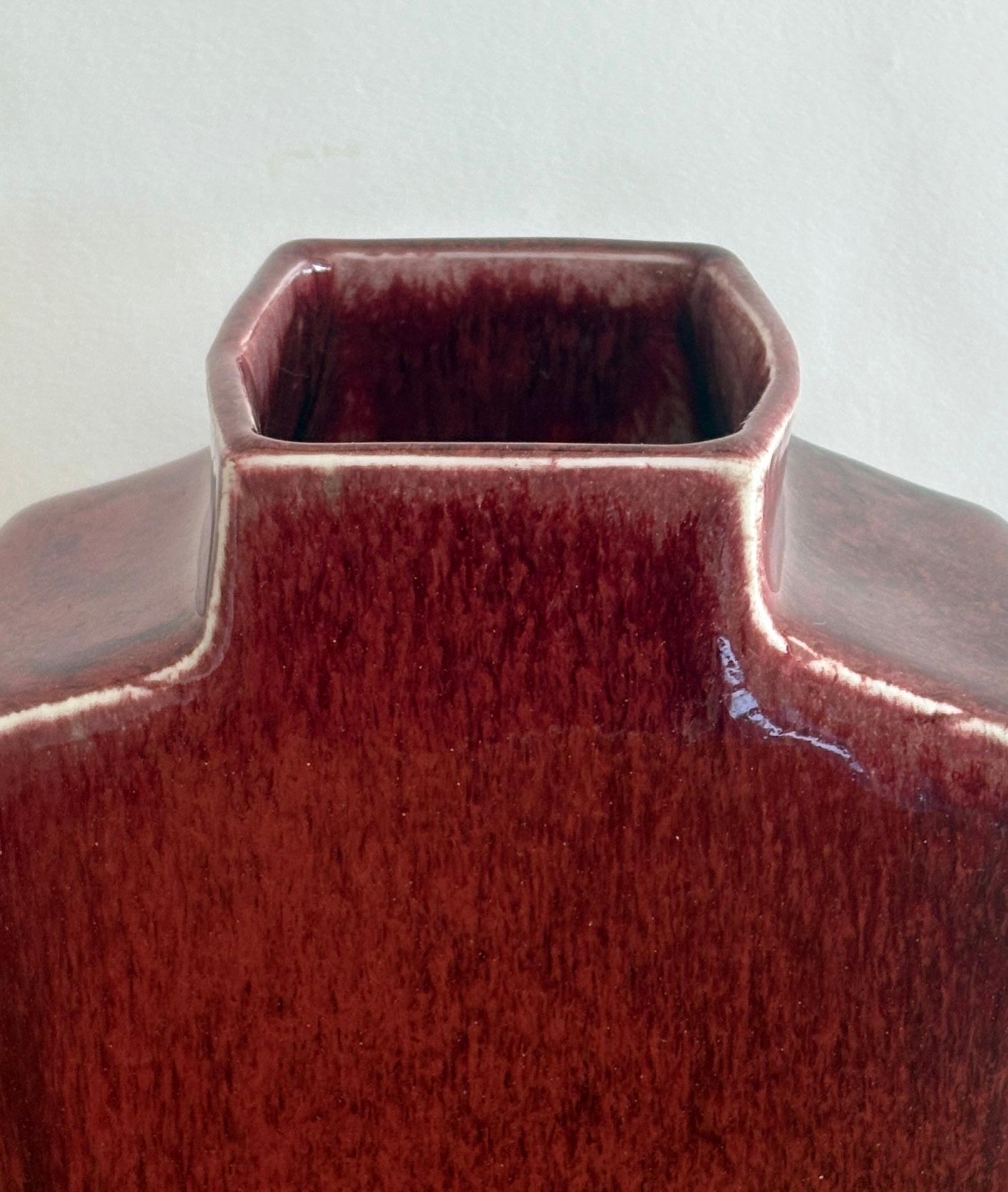 1970s Modernist Red Enameled Porcelain Vase by Tim & Jacqueline Orr In Good Condition For Sale In COLMAR, FR