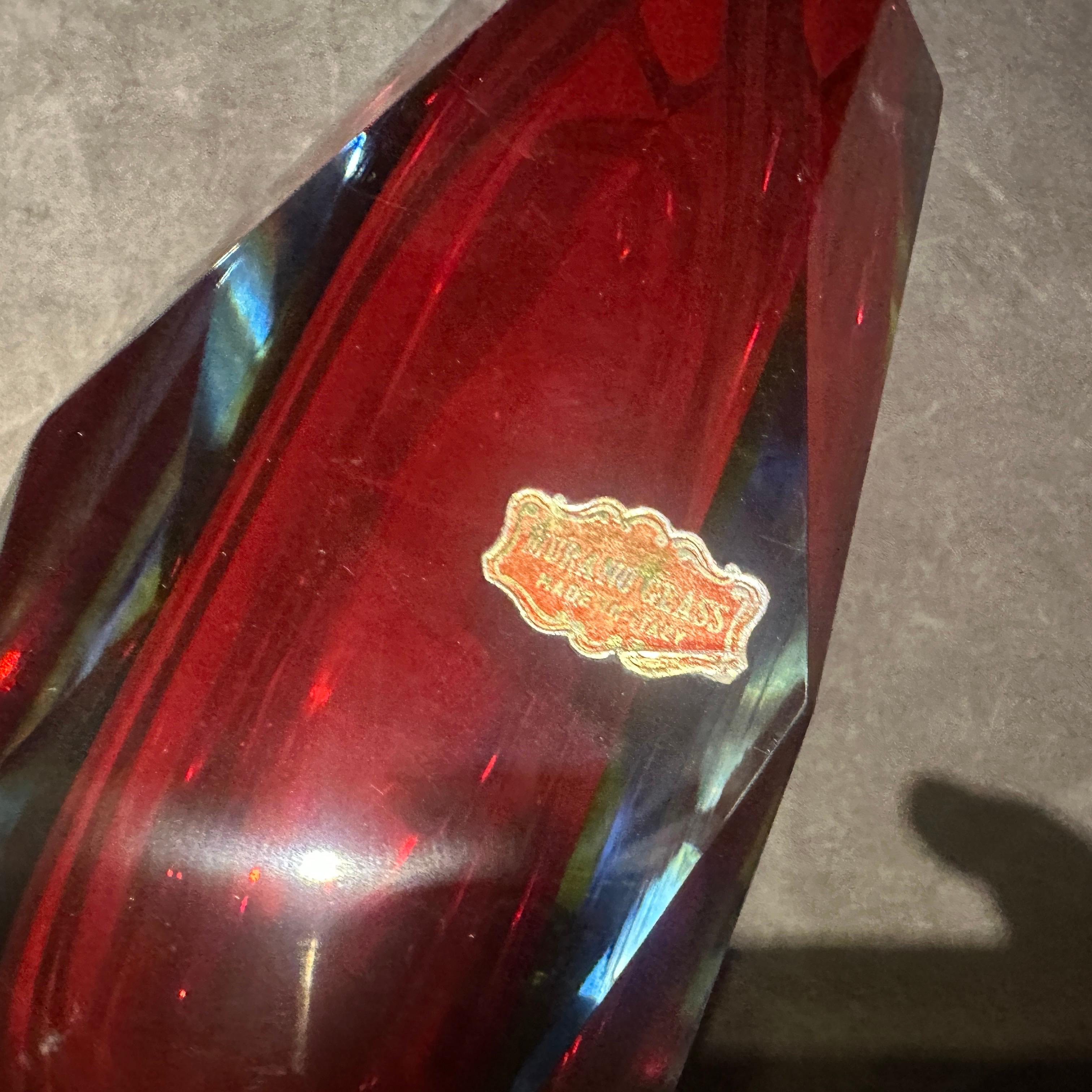 Jarrón de cristal de Murano facetado rojo modernista de los años 70, de Seguso en venta 2