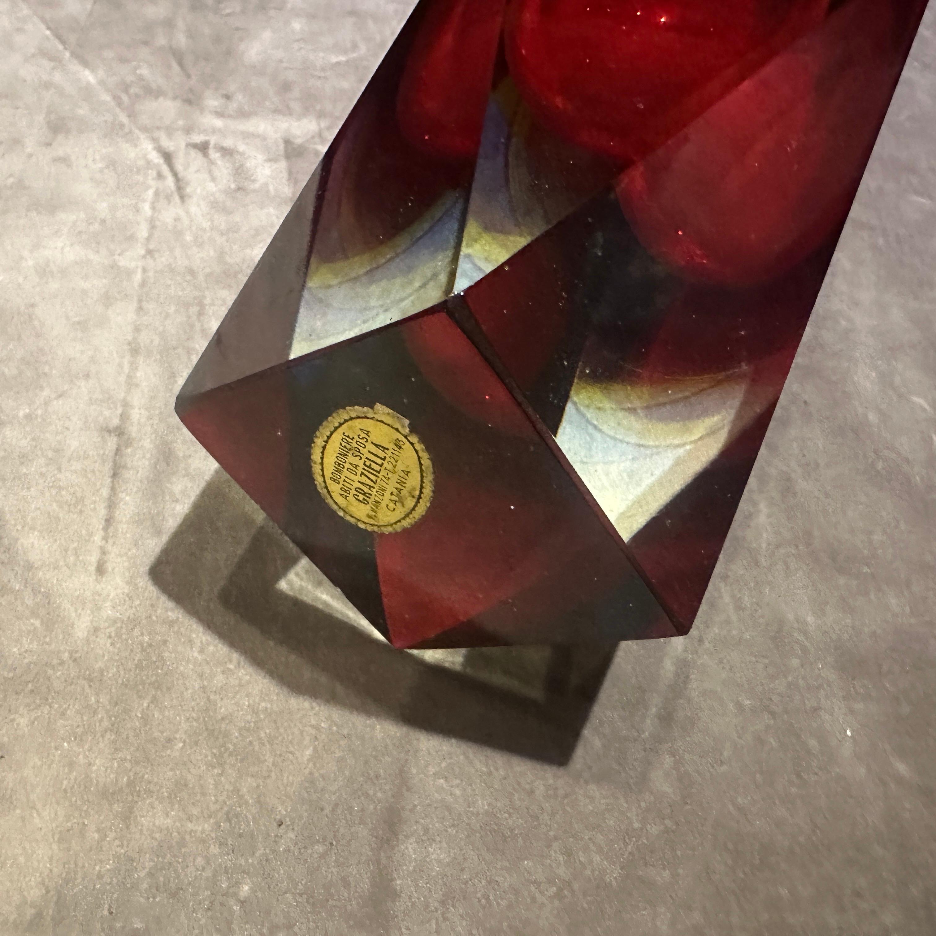 Jarrón de cristal de Murano facetado rojo modernista de los años 70, de Seguso en venta 3