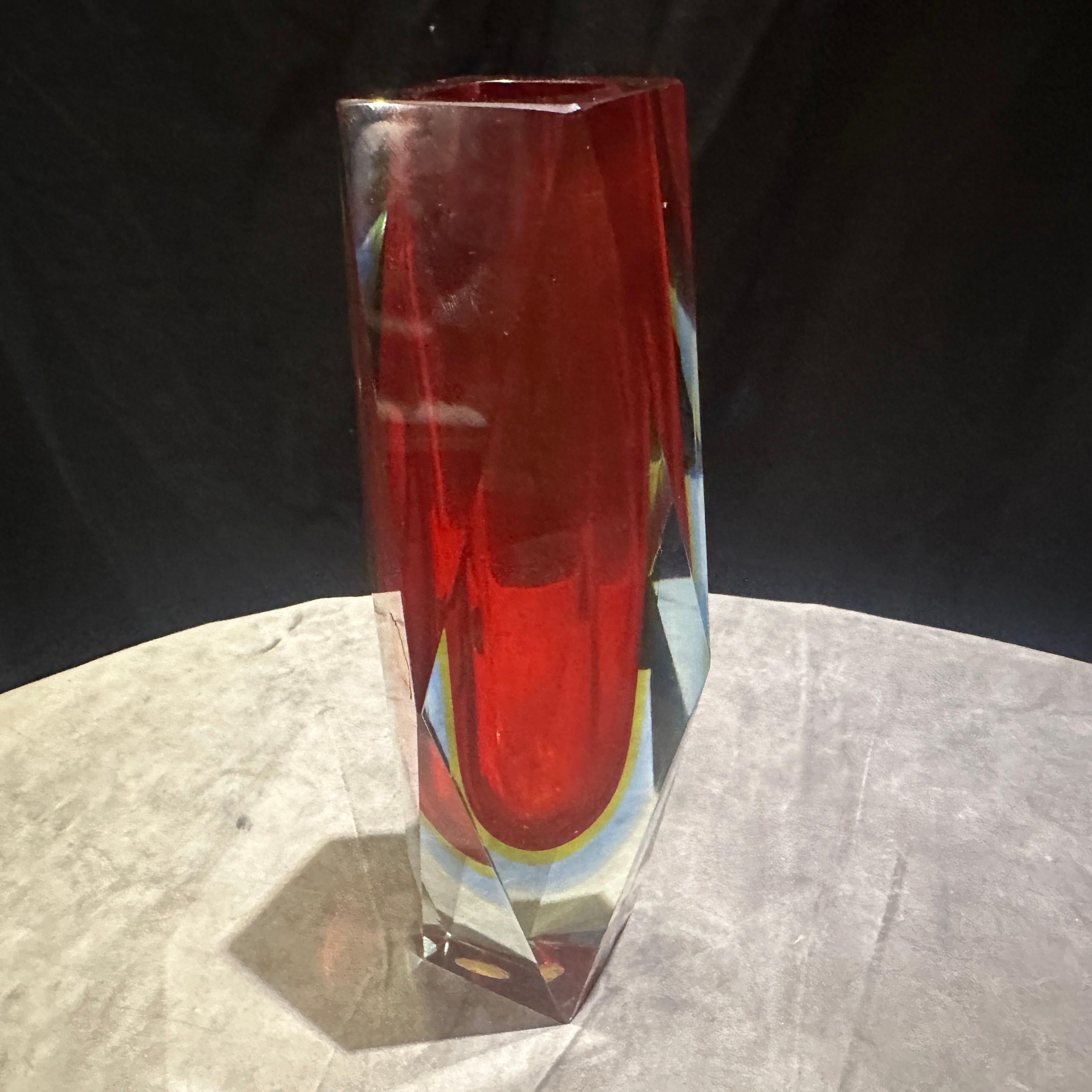 Jarrón de cristal de Murano facetado rojo modernista de los años 70, de Seguso en venta 4