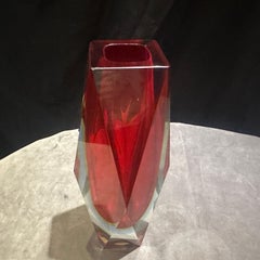 Vase moderniste en verre de Murano rouge à facettes des années 1970 par Seguso