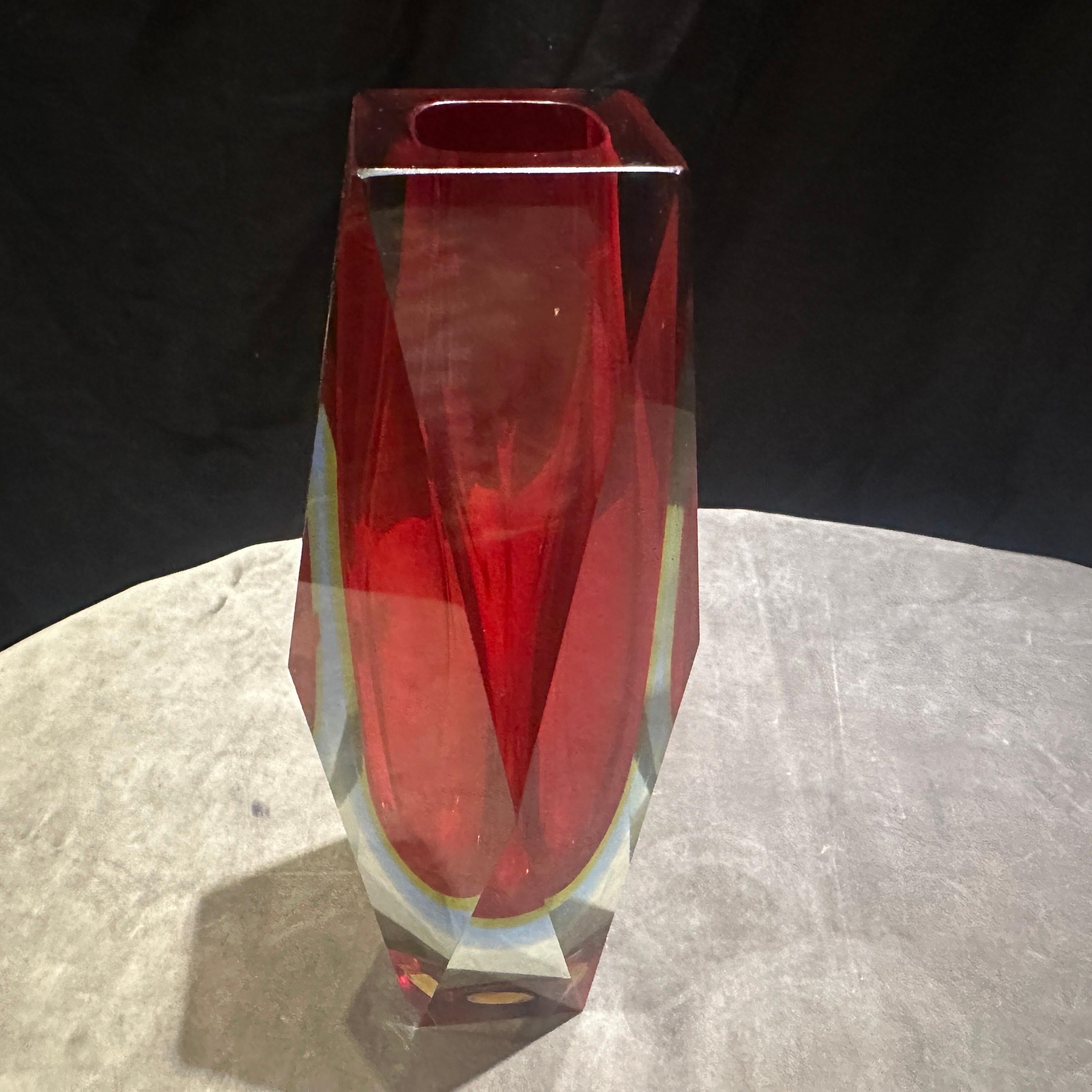 Jarrón de cristal de Murano facetado rojo modernista de los años 70, de Seguso Italiano en venta