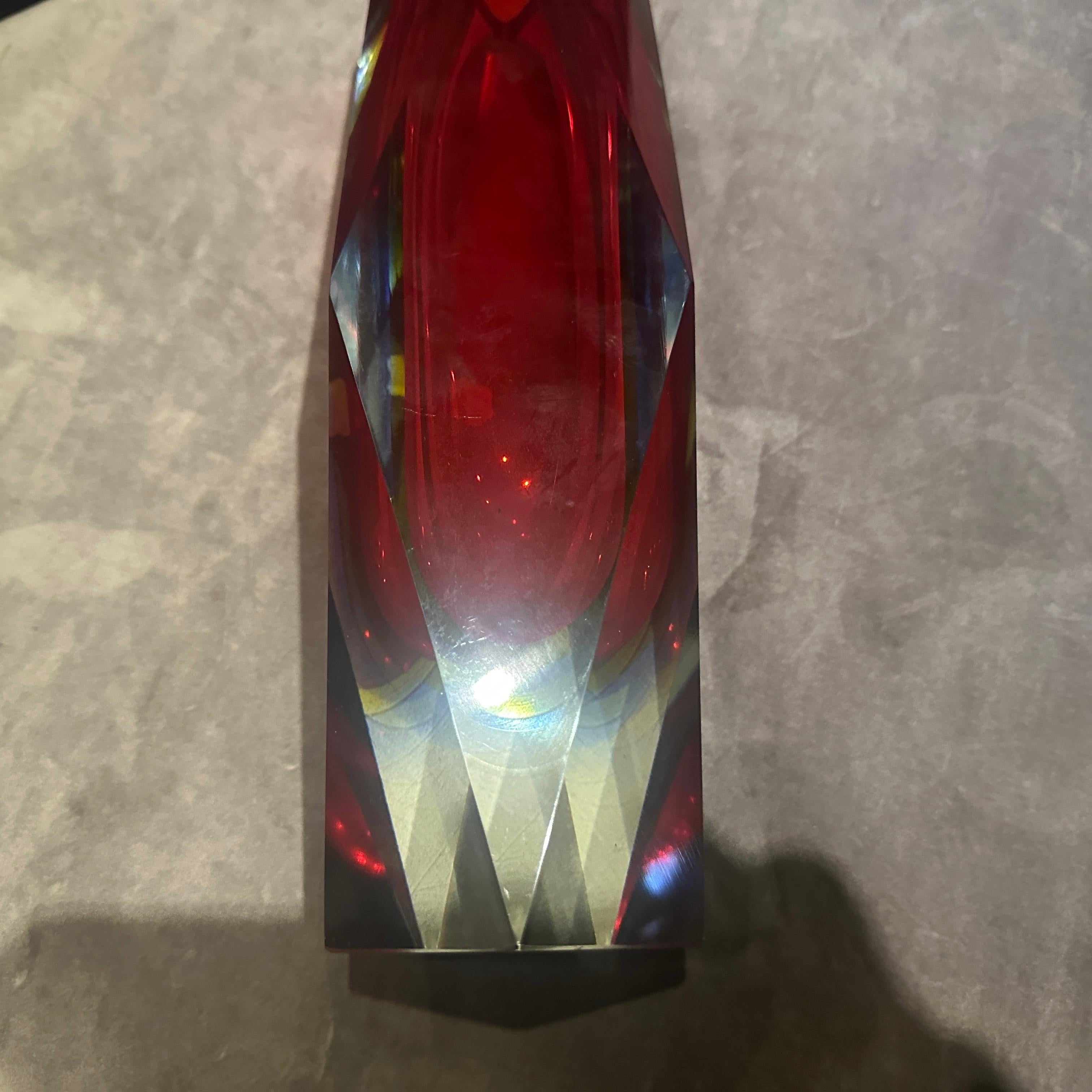 Jarrón de cristal de Murano facetado rojo modernista de los años 70, de Seguso Hecho a mano en venta