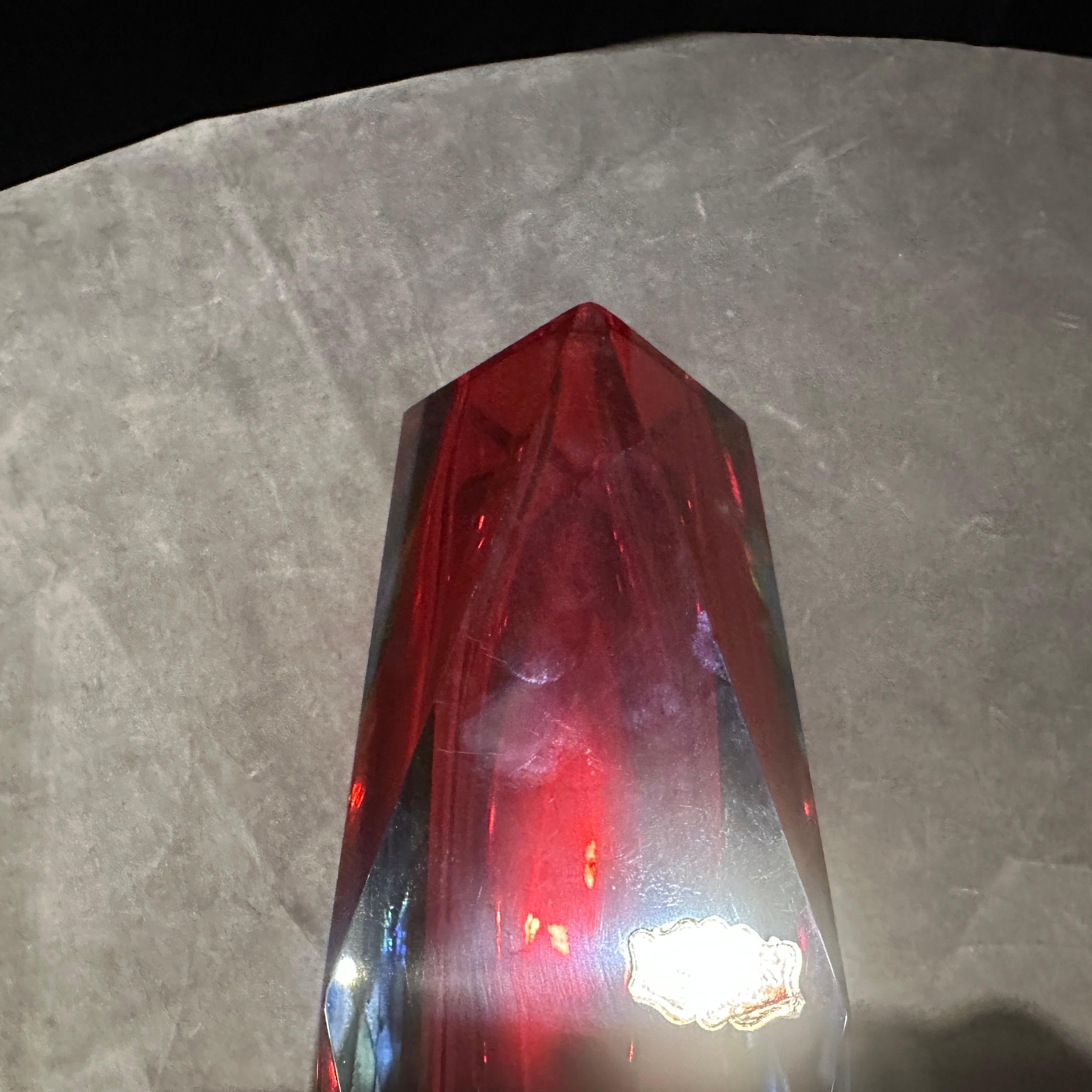 Jarrón de cristal de Murano facetado rojo modernista de los años 70, de Seguso en Excelente estado para la venta en Aci Castello, IT