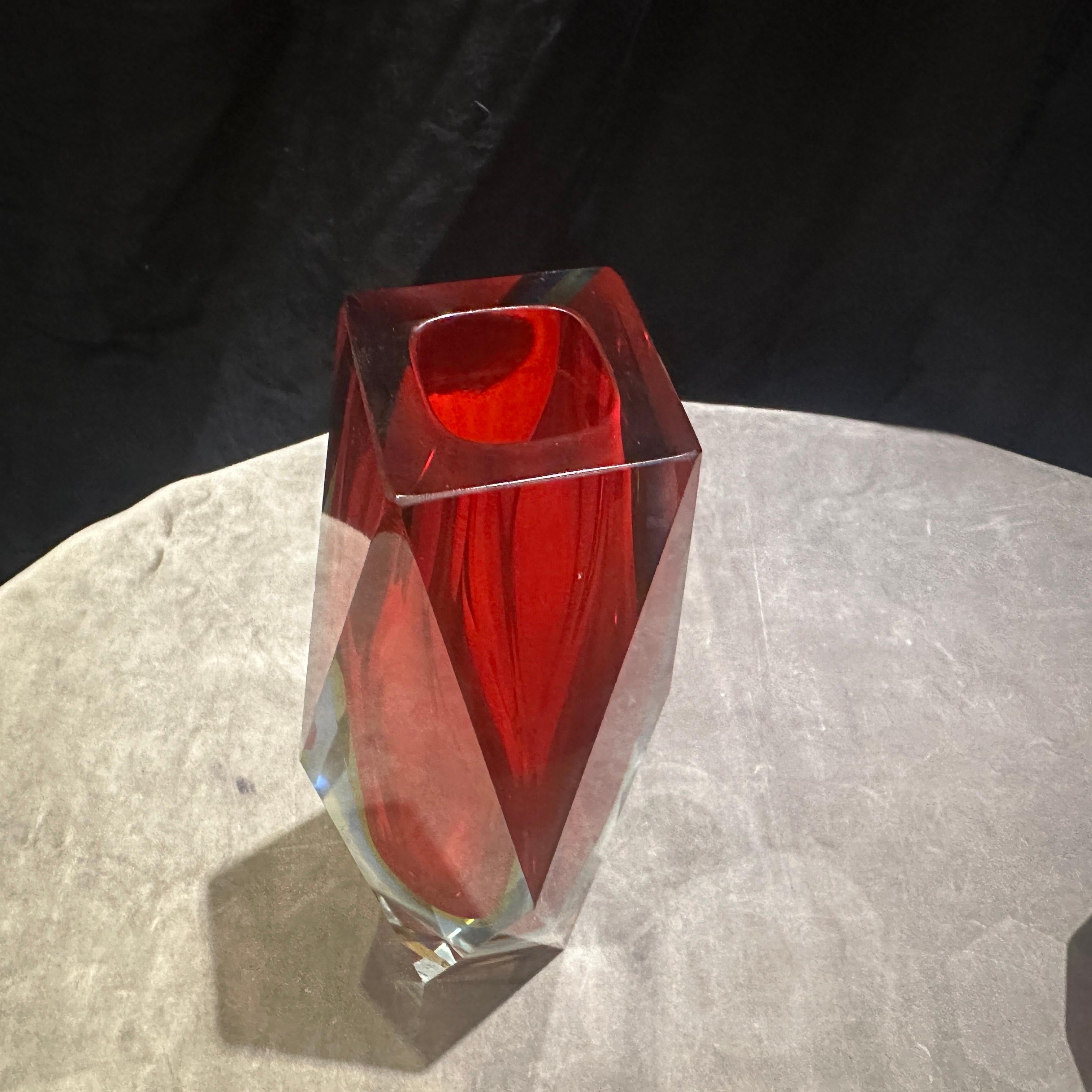 Jarrón de cristal de Murano facetado rojo modernista de los años 70, de Seguso Cristal de Murano en venta