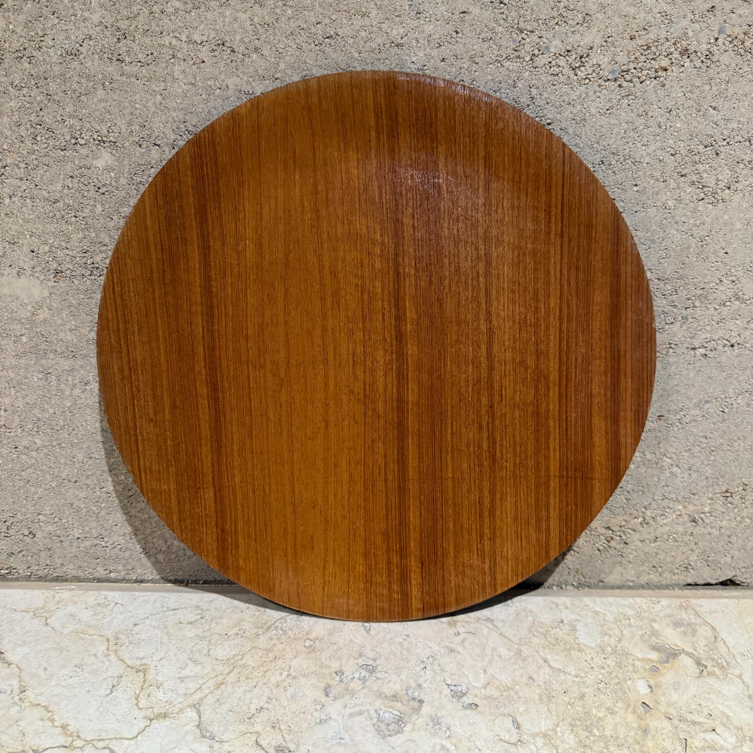 Placa de madera de teca redonda modernista de los años 70
Parte trasera negra
Bandeja redonda
.5 h x 14,63 de diámetro
Estado de segunda mano sin restaurar, no nuevo.
Consulte todas las imágenes.
