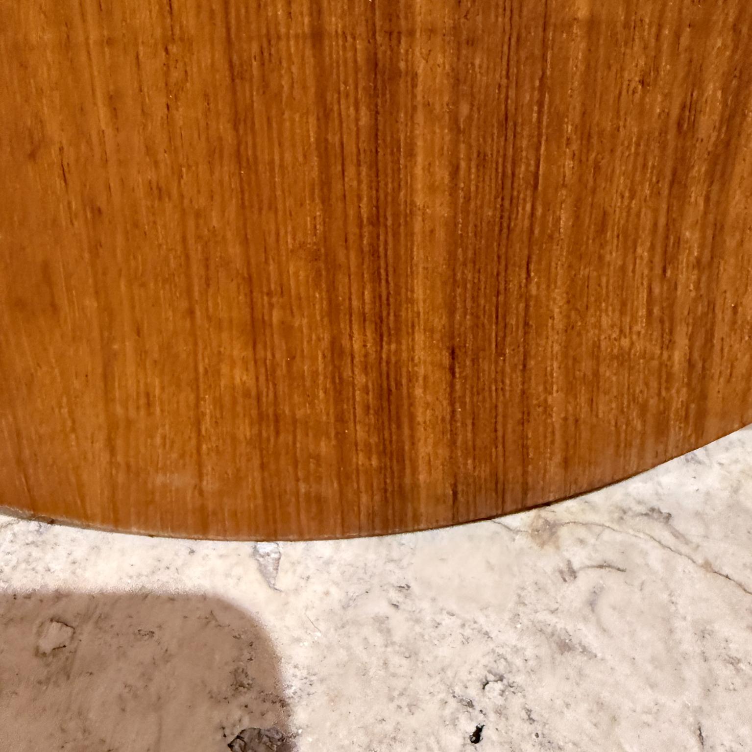 Bandeja de los años 70 Madera de teca sobre negro siglo XX en venta