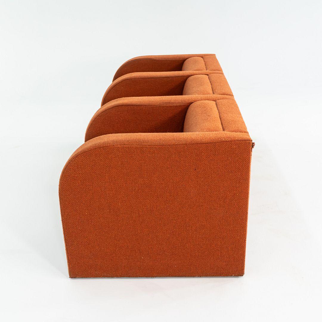 Canapé moderniste des années 1970 à trois places en tissu orange en vente 3
