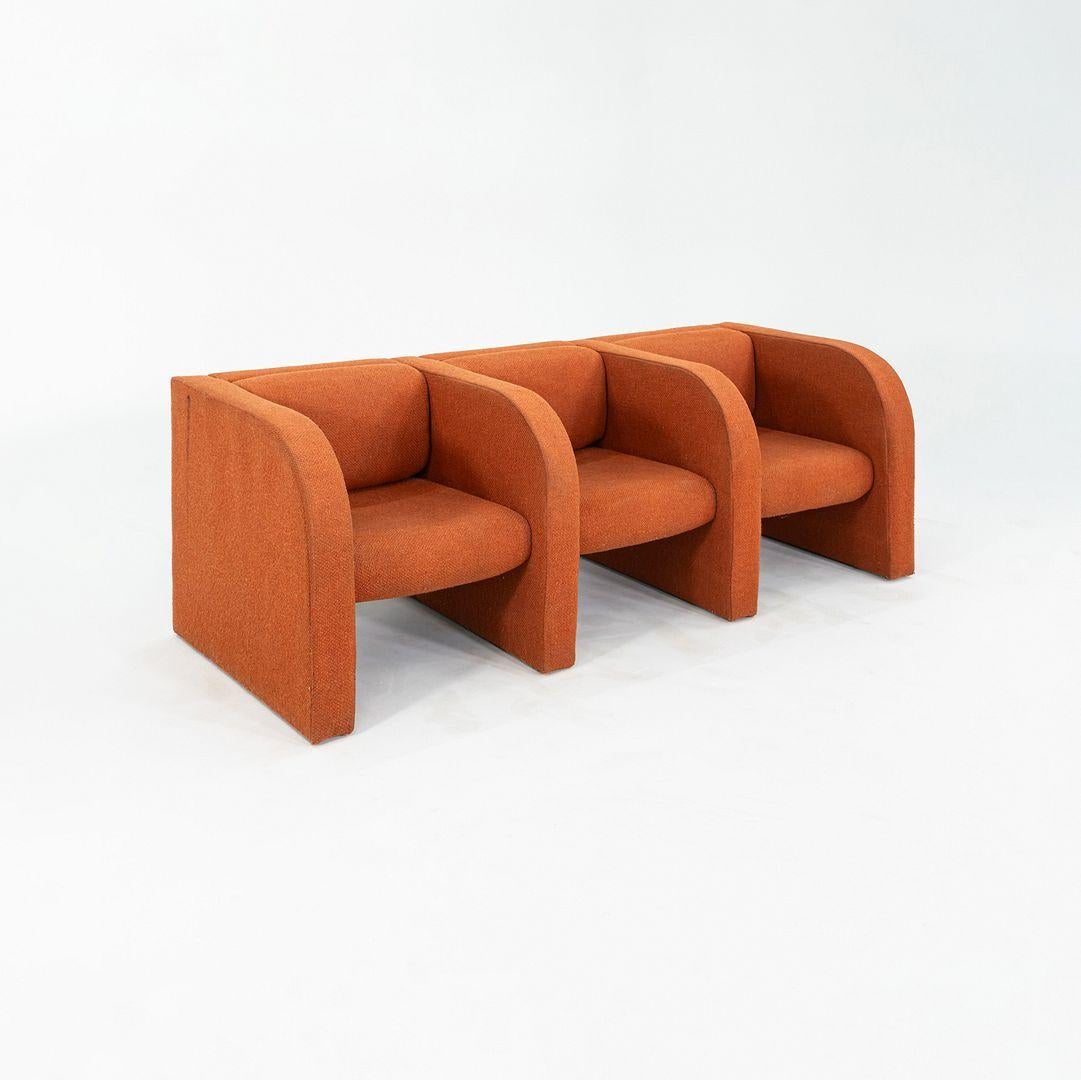 Il s'agit d'un canapé à trois places en tissu de hopsack orange foncé, datant des années 1970. Il nous est parvenu d'un foyer d'Ithaca, dans l'État de New York. La silhouette rappelle les dessins de Pierre Paulin, mais aucune étiquette n'indique le