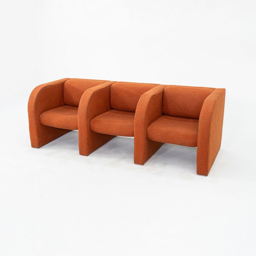Moderne Canapé moderniste des années 1970 à trois places en tissu orange en vente