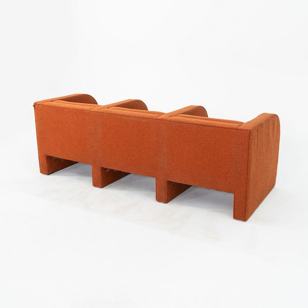 Américain Canapé moderniste des années 1970 à trois places en tissu orange en vente